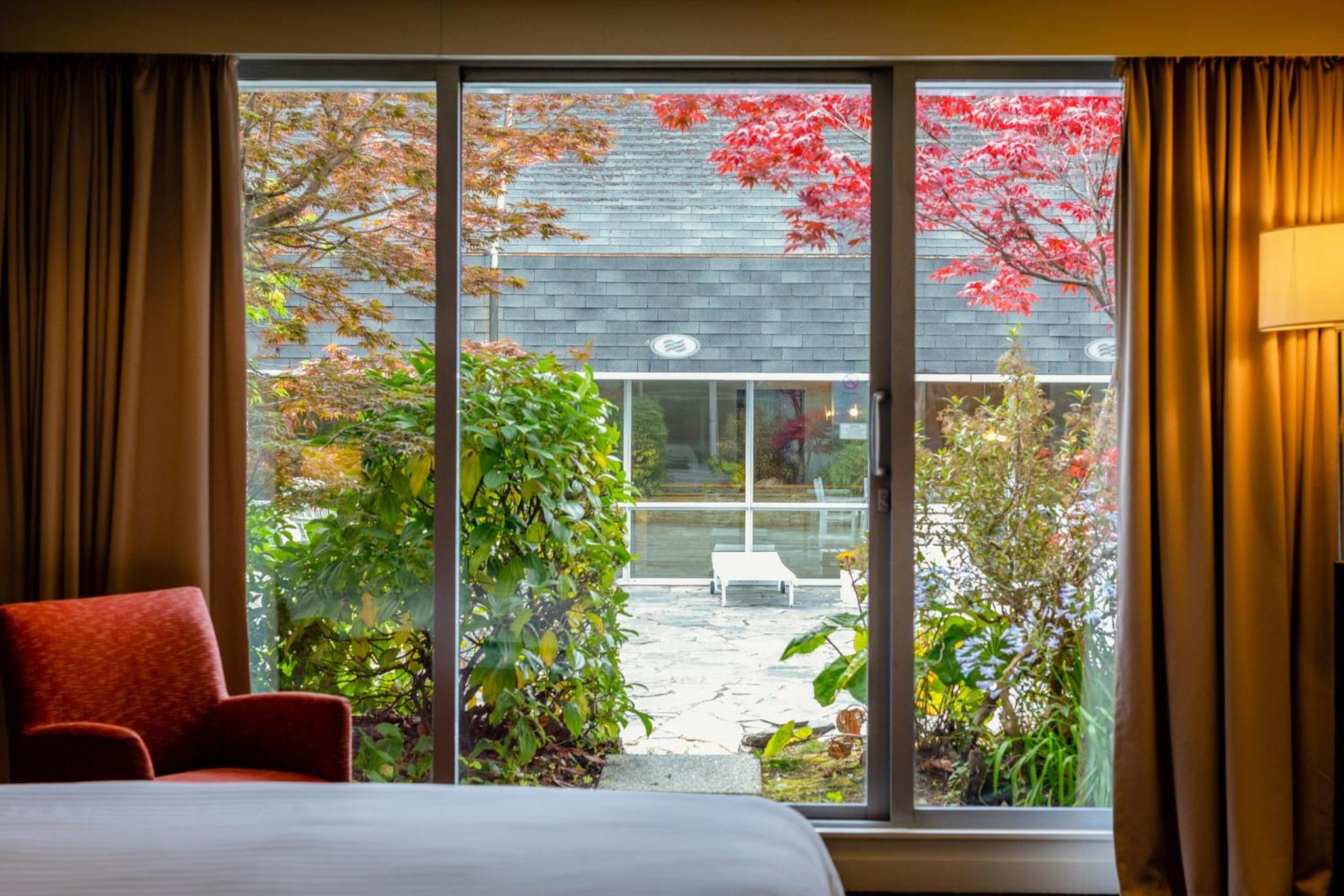 Standard Queen Room with Balcony thumbnail 5