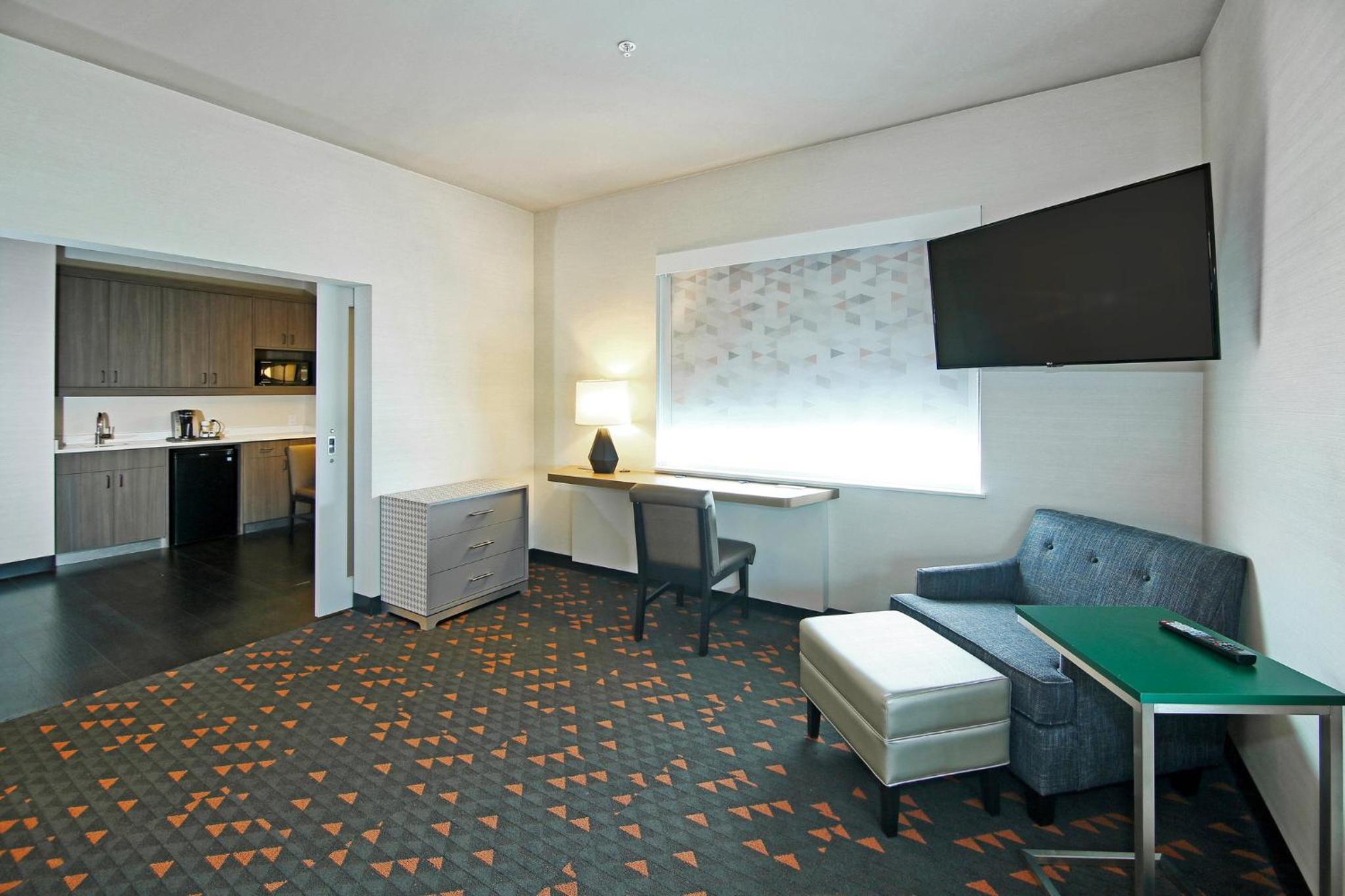 One-Bedroom King Suite thumbnail 6