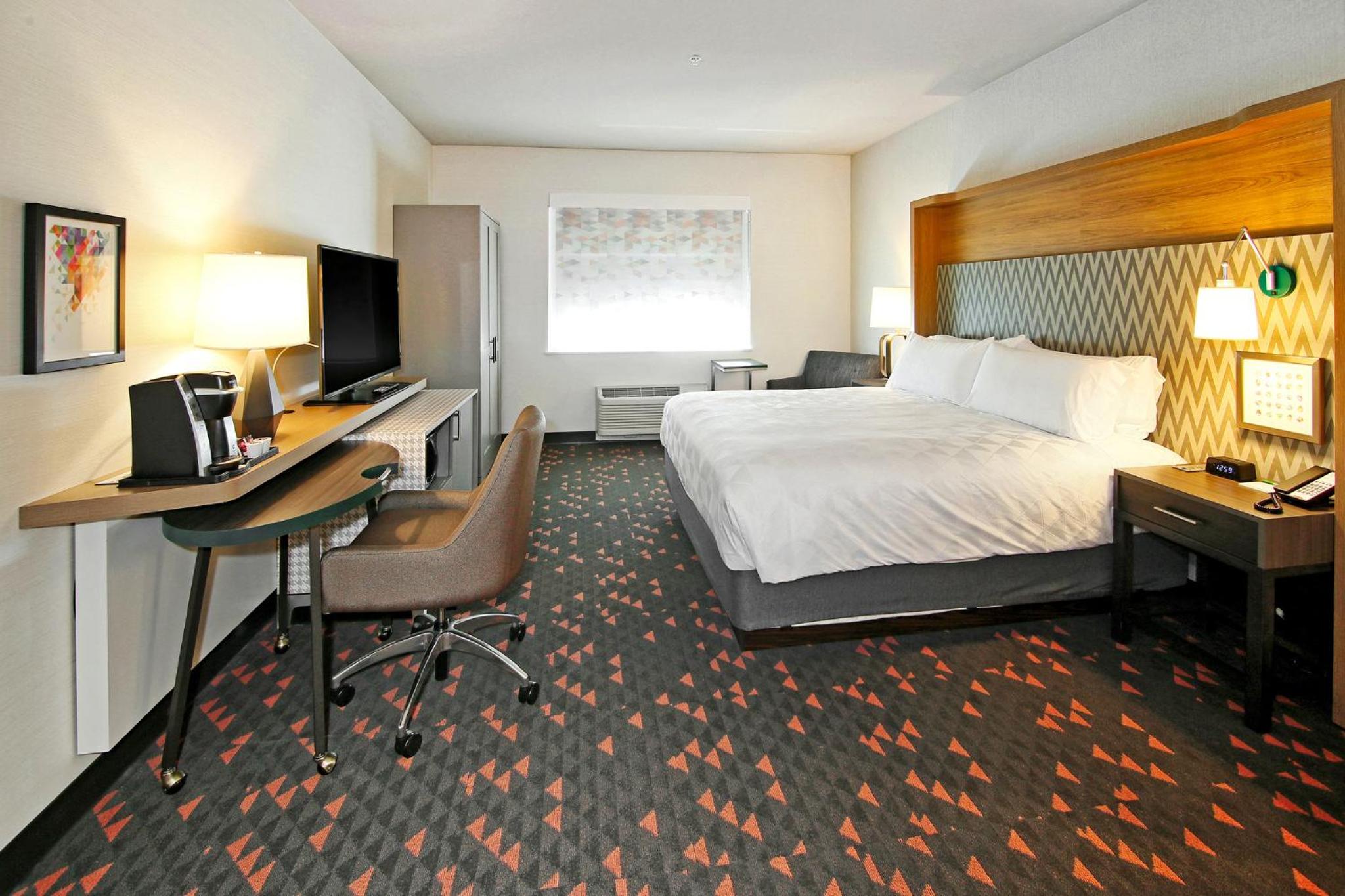 Standard King Room thumbnail 6