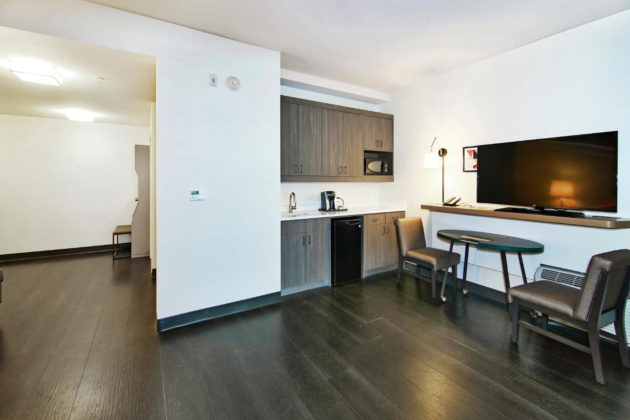 One-Bedroom King Suite thumbnail 6