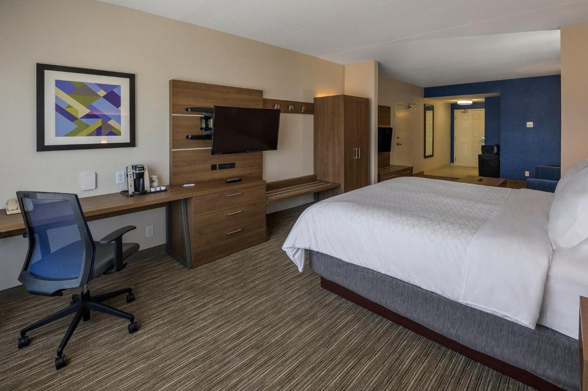 King Suite with Sofa Bed - Photo 10