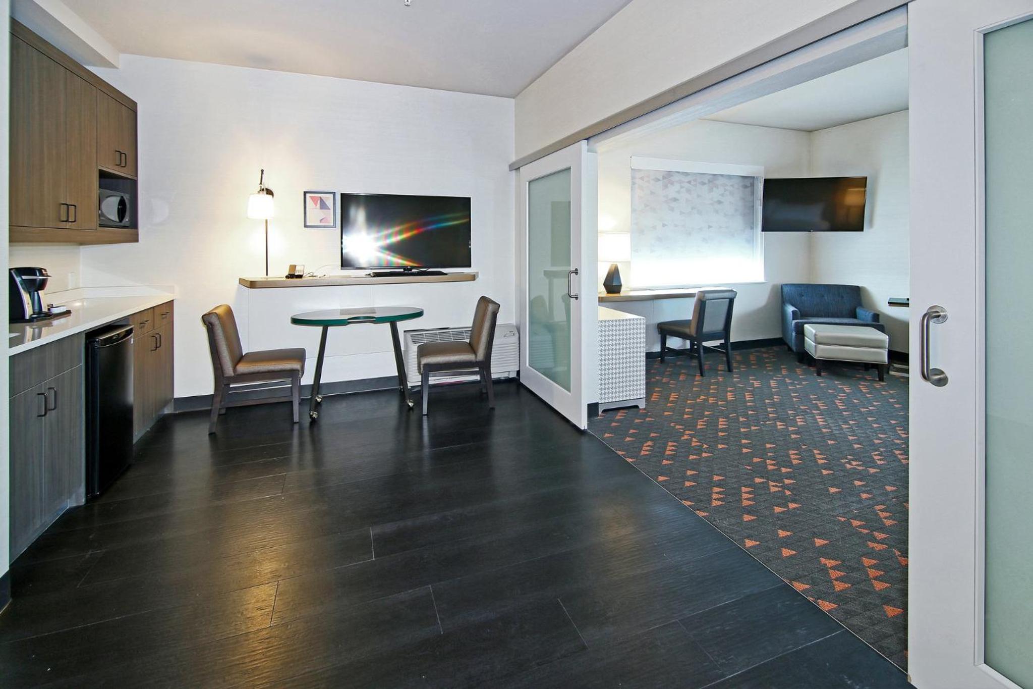 One-Bedroom King Suite thumbnail 5