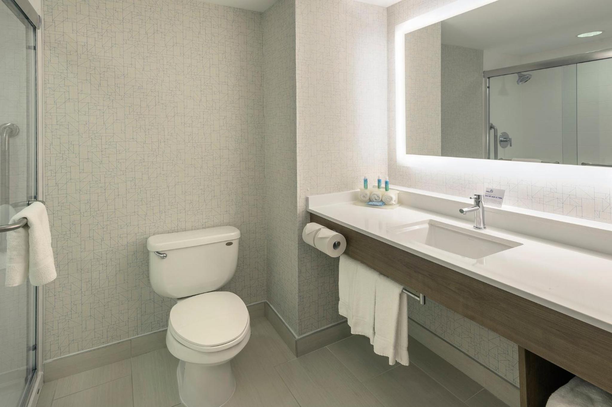 Standard King Room - Photo 10