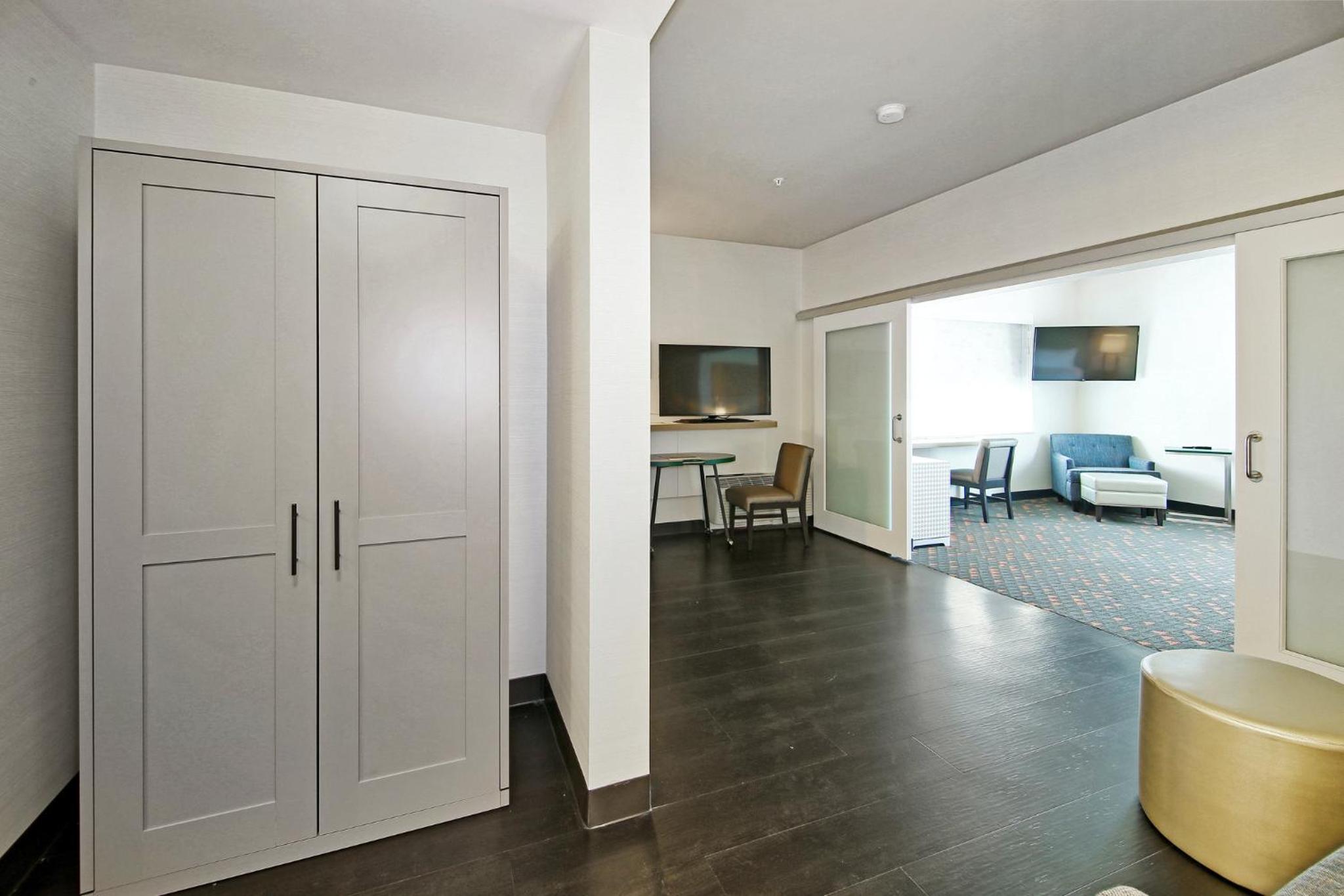 One-Bedroom King Suite thumbnail 6