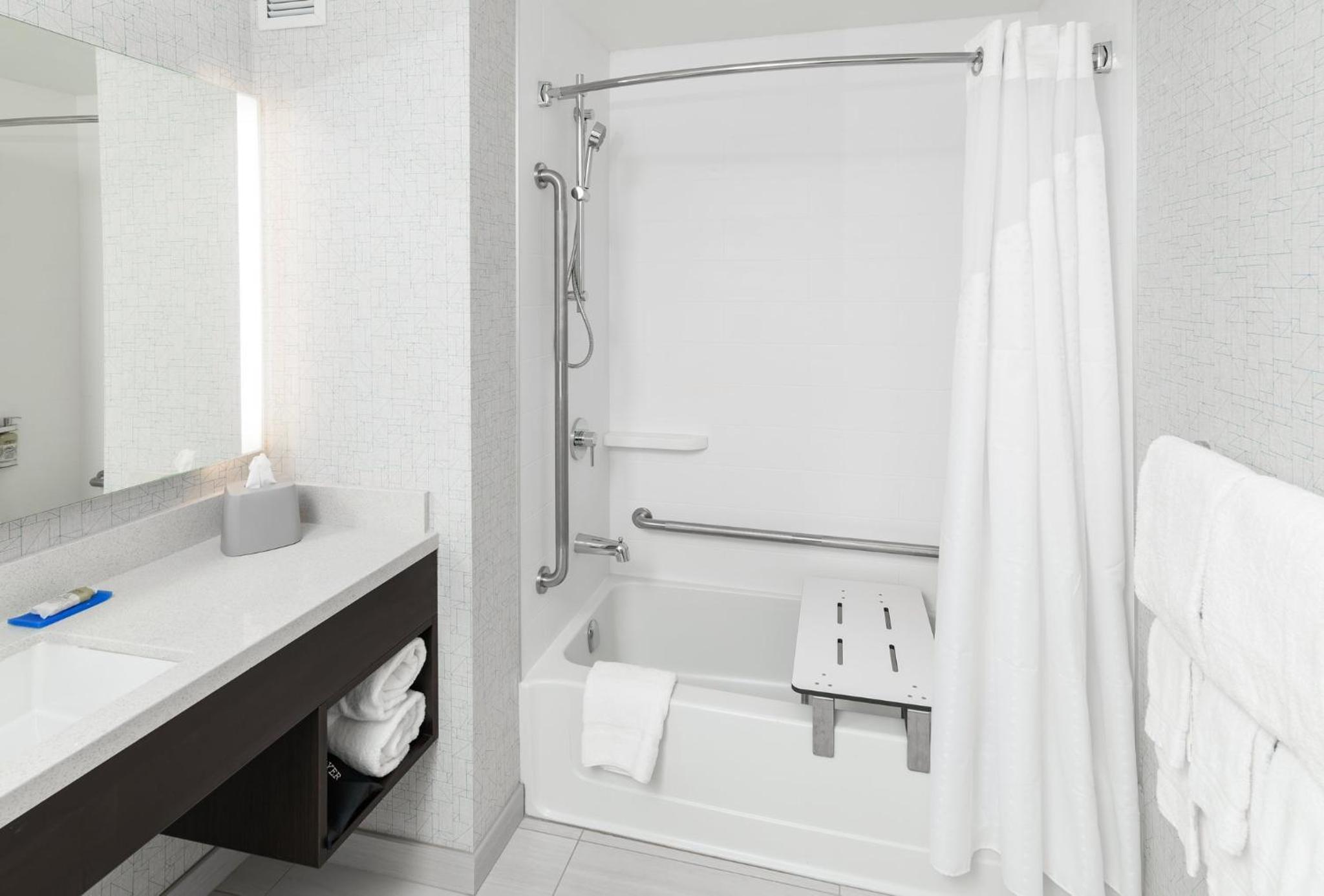 Queen Room with Two Queen Beds - Mobility Access Tub/Non-Smoking