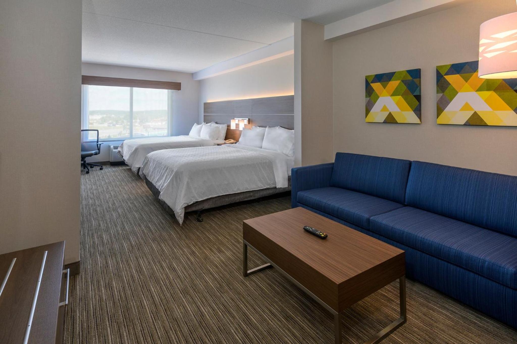 Queen Suite with Two Queen Beds and Sofa Bed - Photo 2