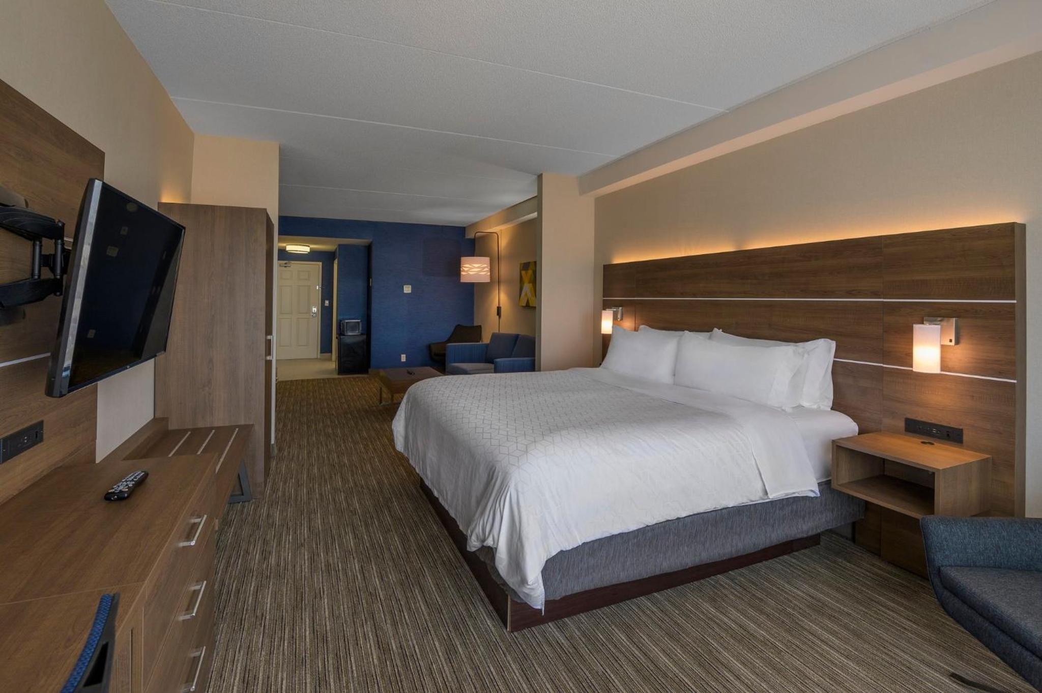King Suite with Sofa Bed - Photo 11