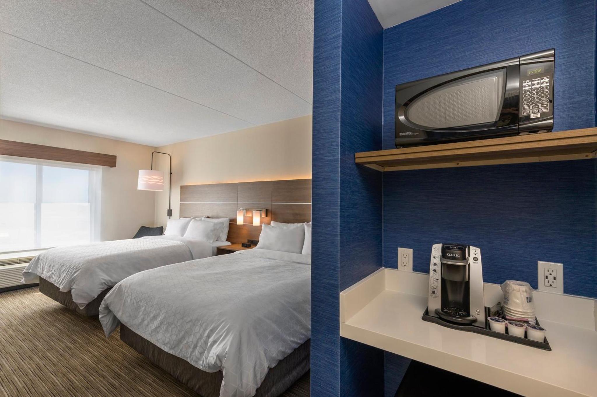 Standard Room with Two Queen Beds - Photo 7