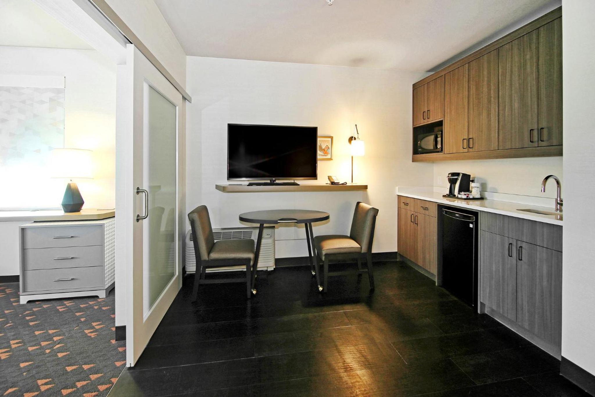 One-Bedroom King Suite thumbnail 5
