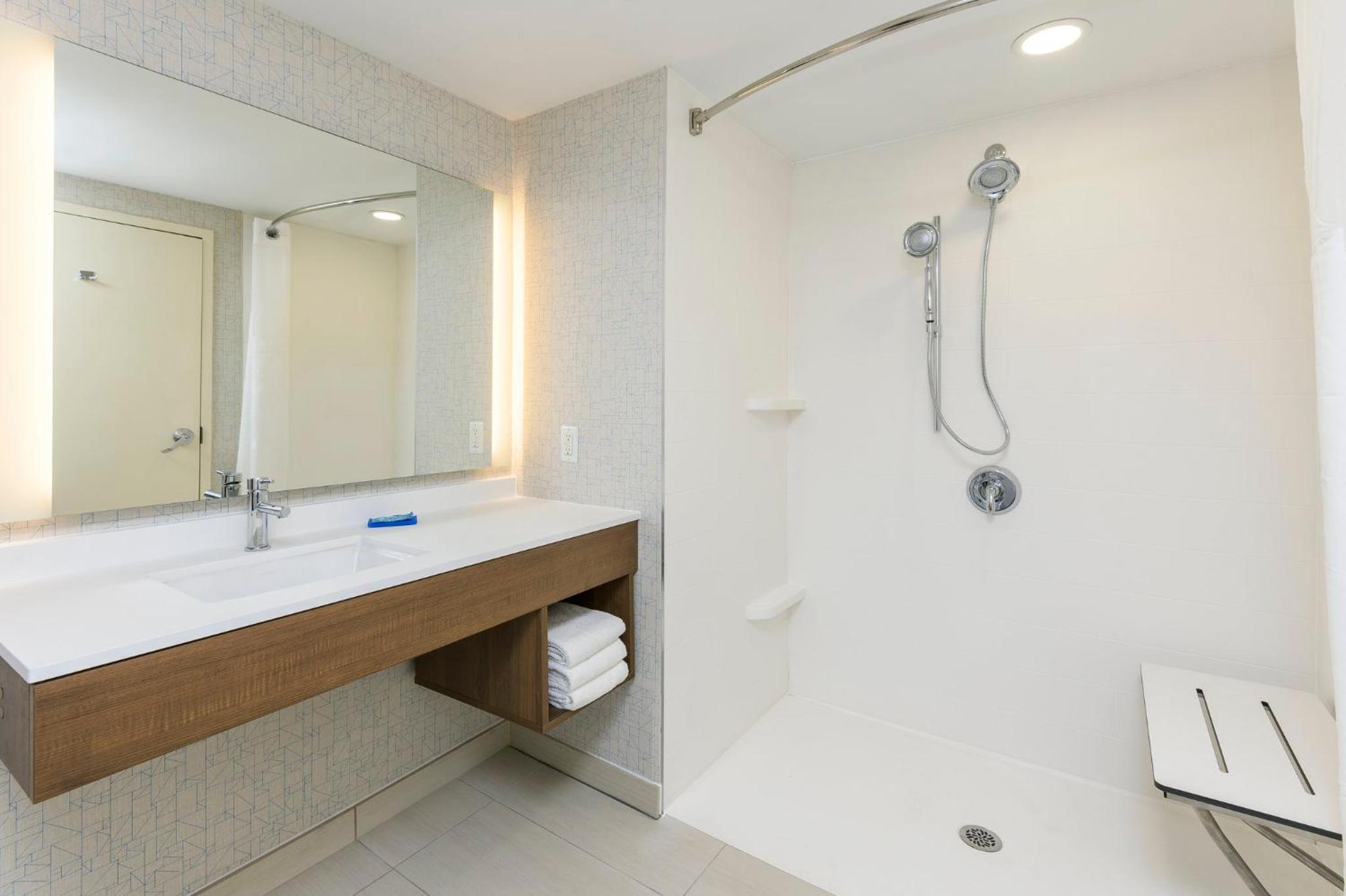 Standard Queen Room with Two Queen Beds and Mobility Accessible Roll-In Shower - Photo 6