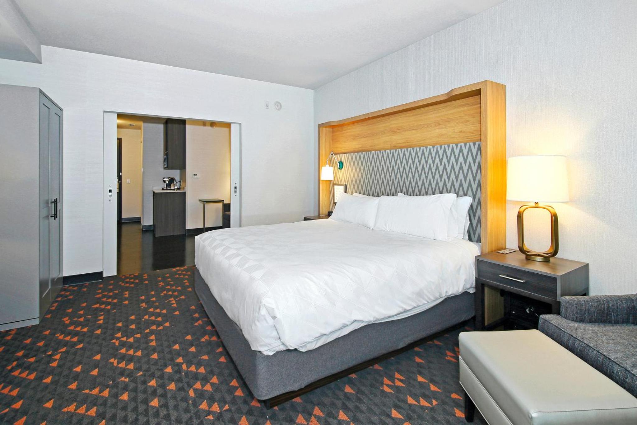 Standard King Room with Sofa Bed thumbnail 6