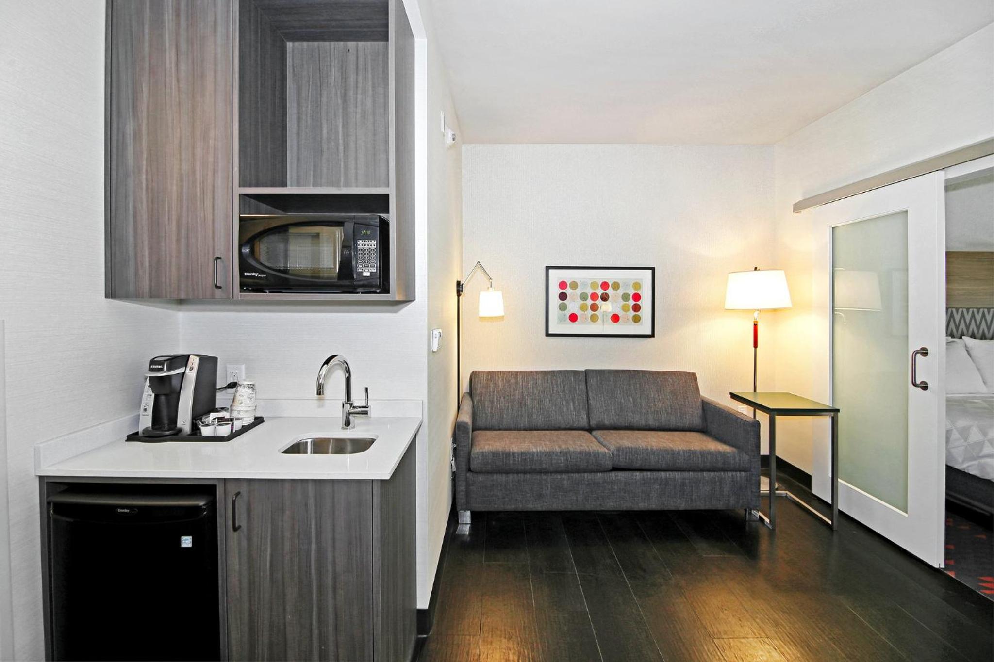 Standard King Room with Sofa Bed thumbnail 5