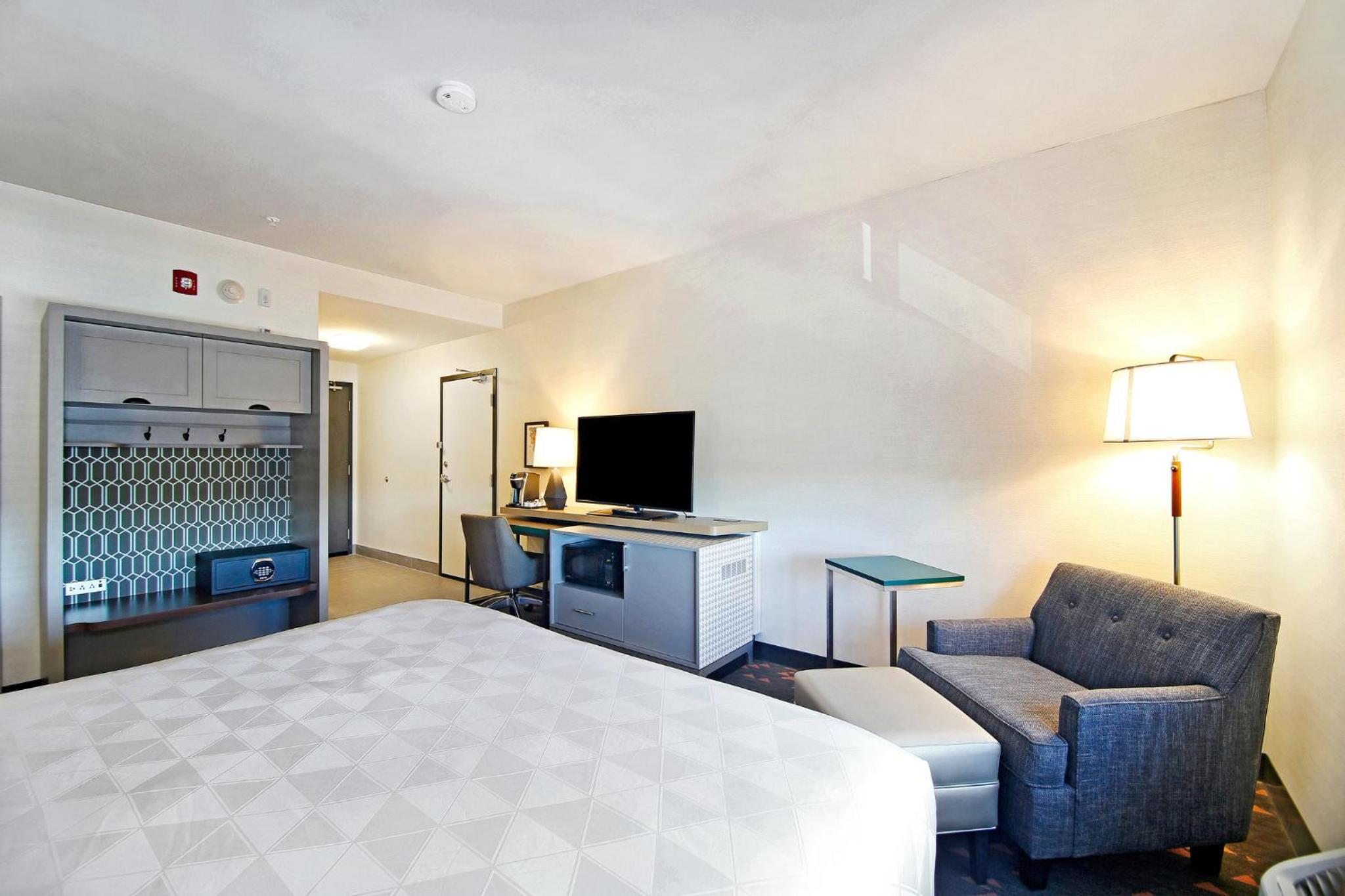 Standard King Room with Roll-In Shower - Communications Access