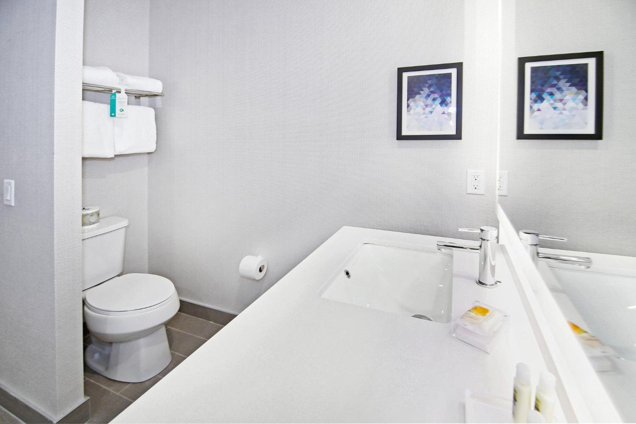 One-Bedroom Suite with Two Queen Beds thumbnail 6
