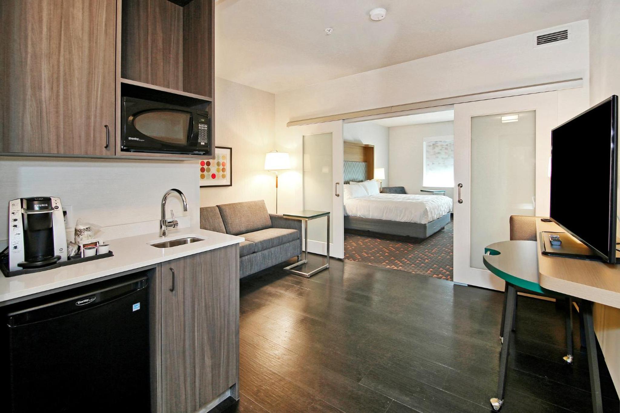 Standard King Room with Sofa Bed thumbnail 5