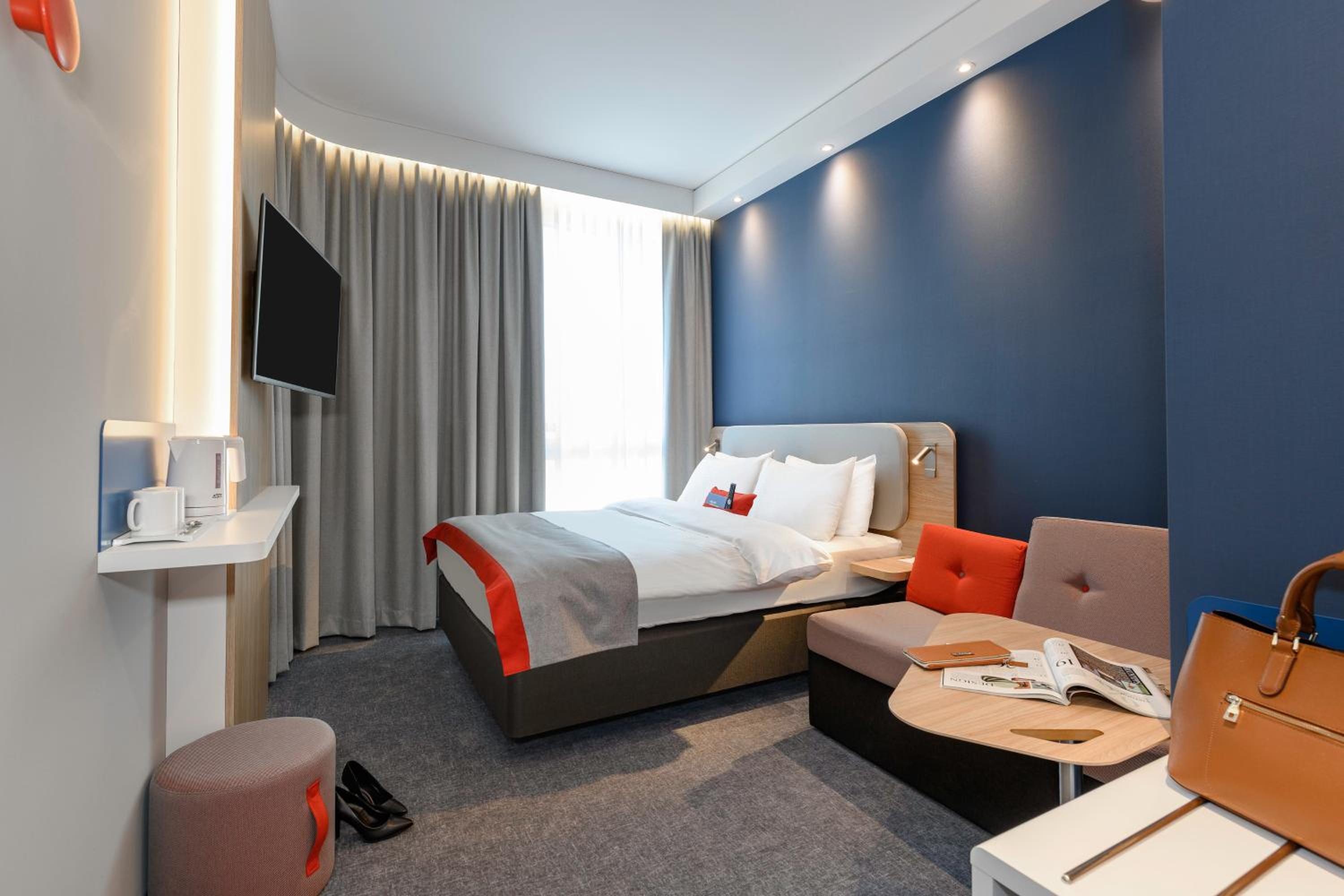 Standard Queen Room with Sofa Bed - Photo 4