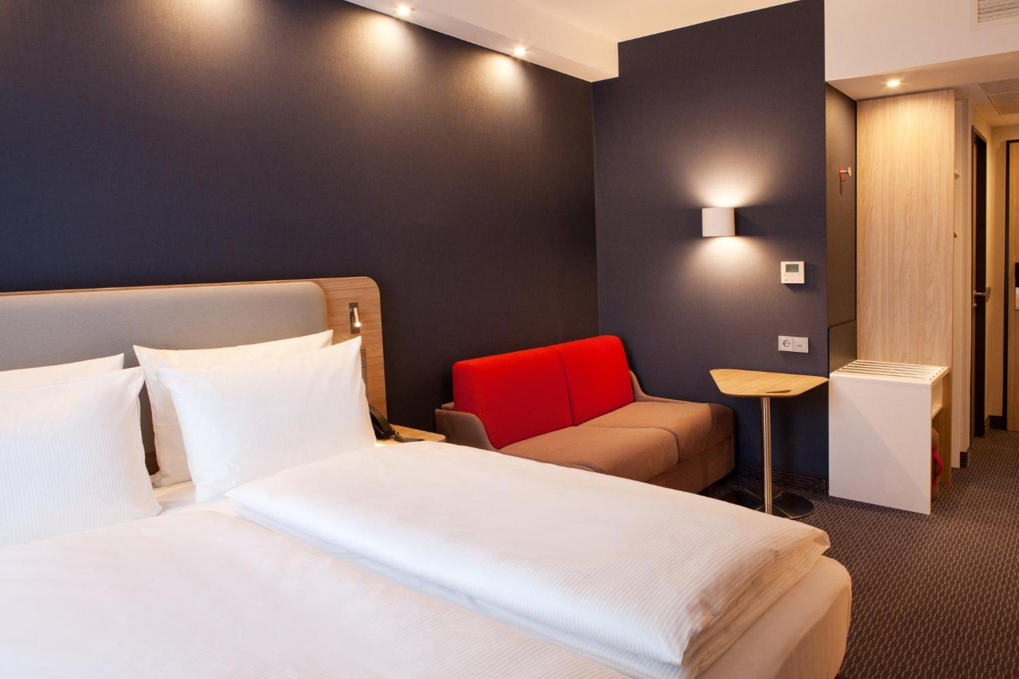 Standard Queen Room with Sofa Bed - Non-Smoking - Photo 3