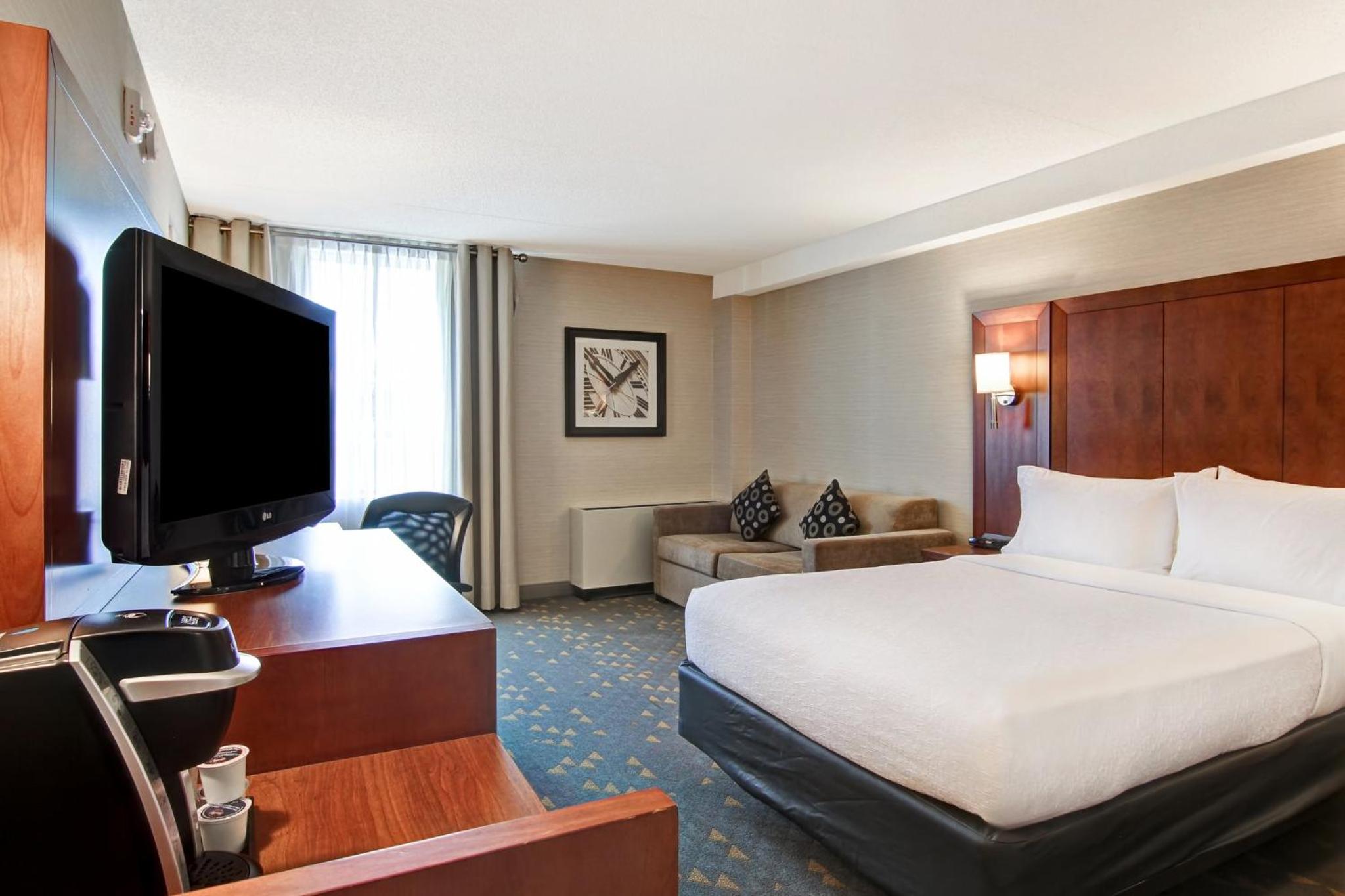 Premium Corner King Room - Photo 6