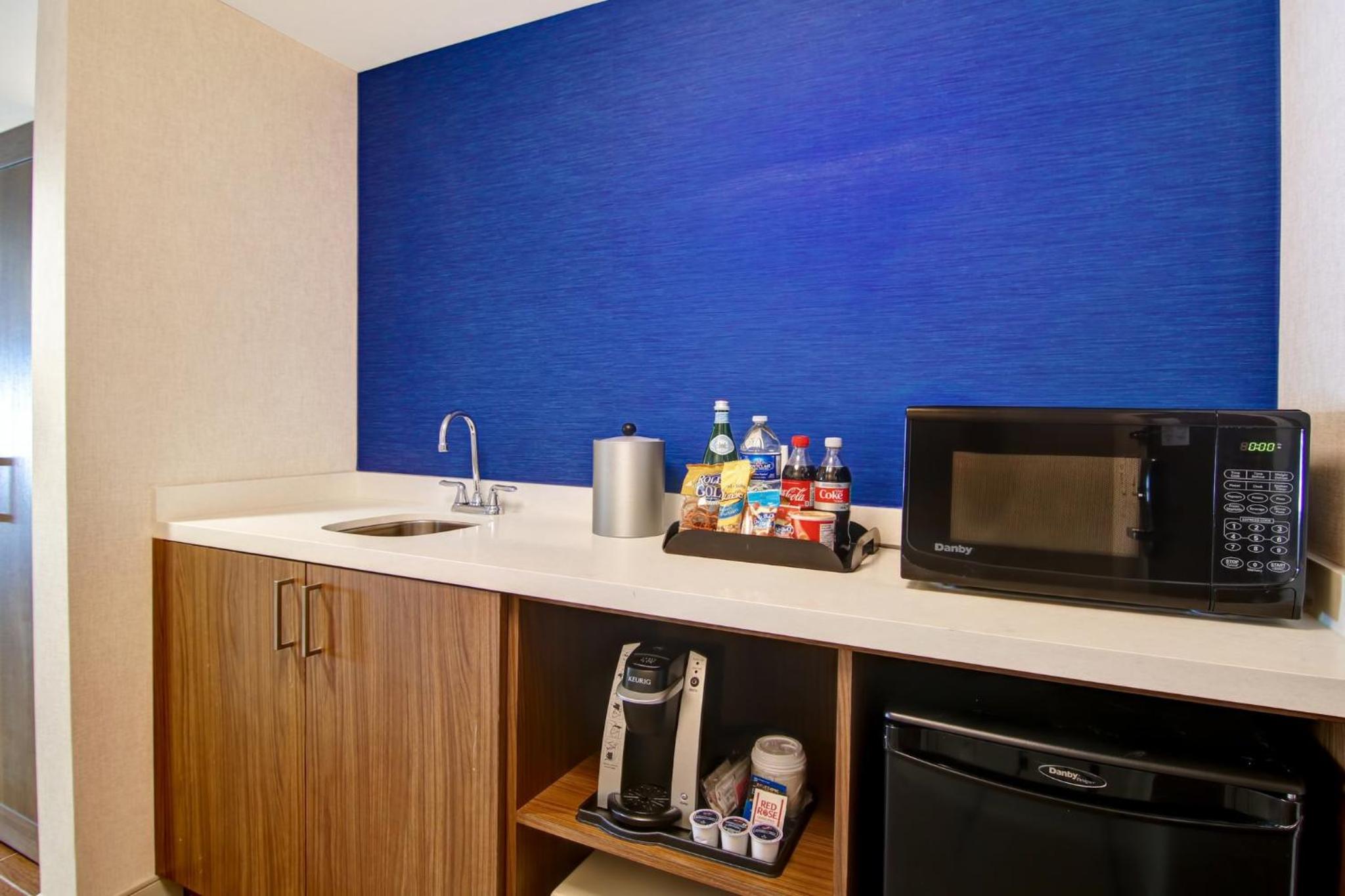 King Room with Roll In Shower - Non-Smoking - Photo 2