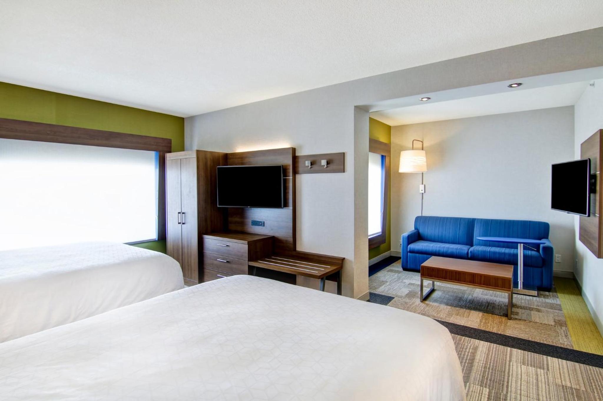 Queen Suite with Two Queen Beds - Photo 7