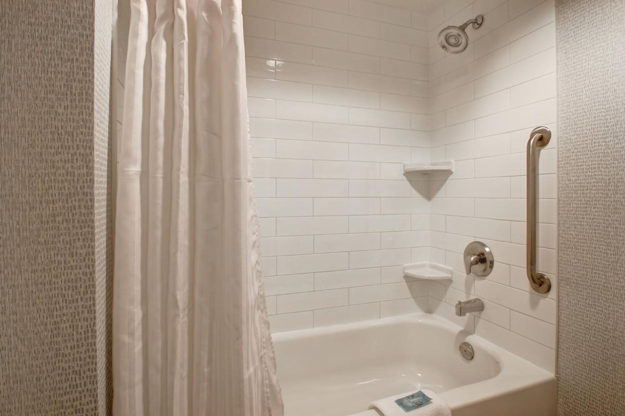 Standard Queen Room with Two Queen Beds - Photo 2