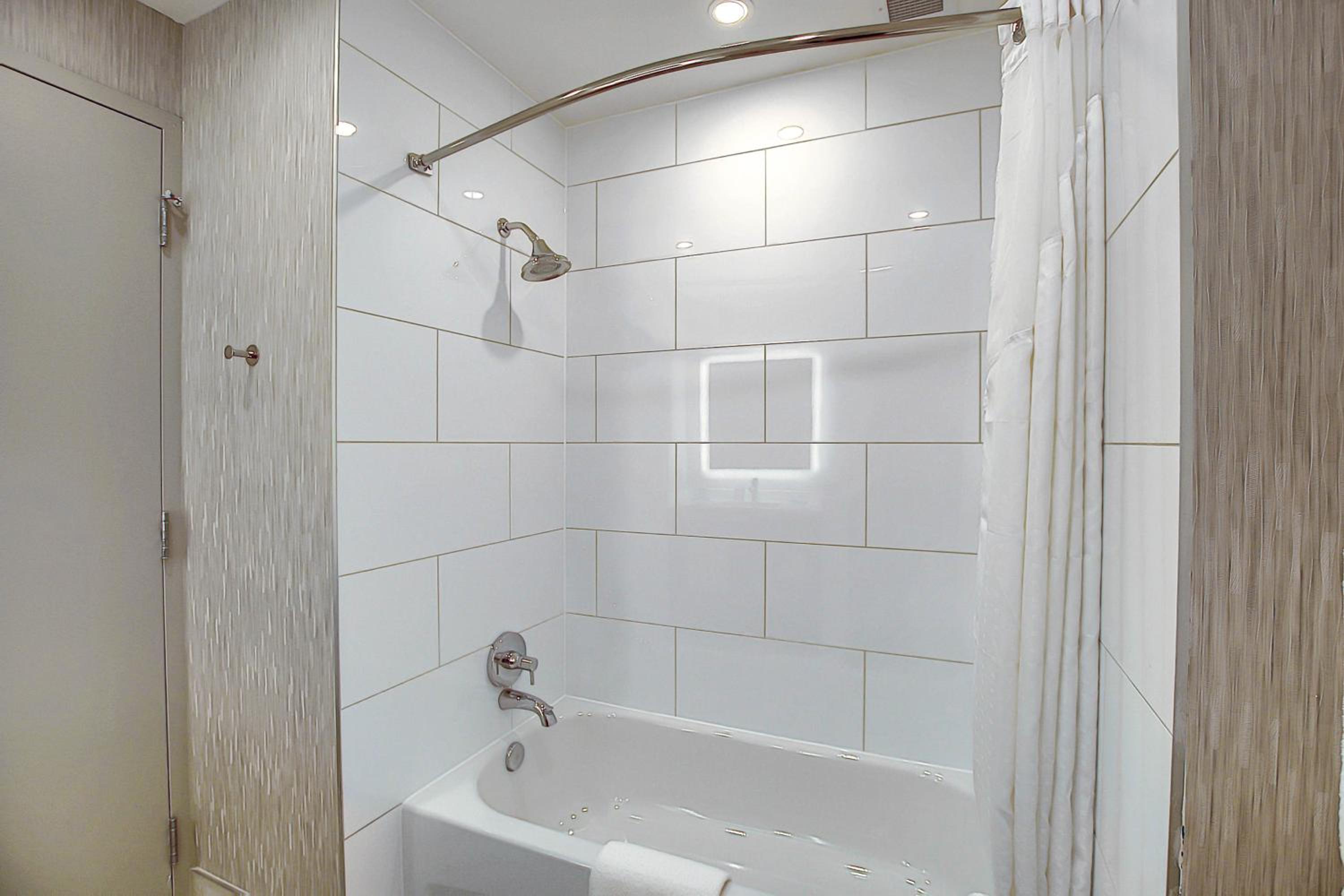Standard Room with Two Queen Beds - Photo 9