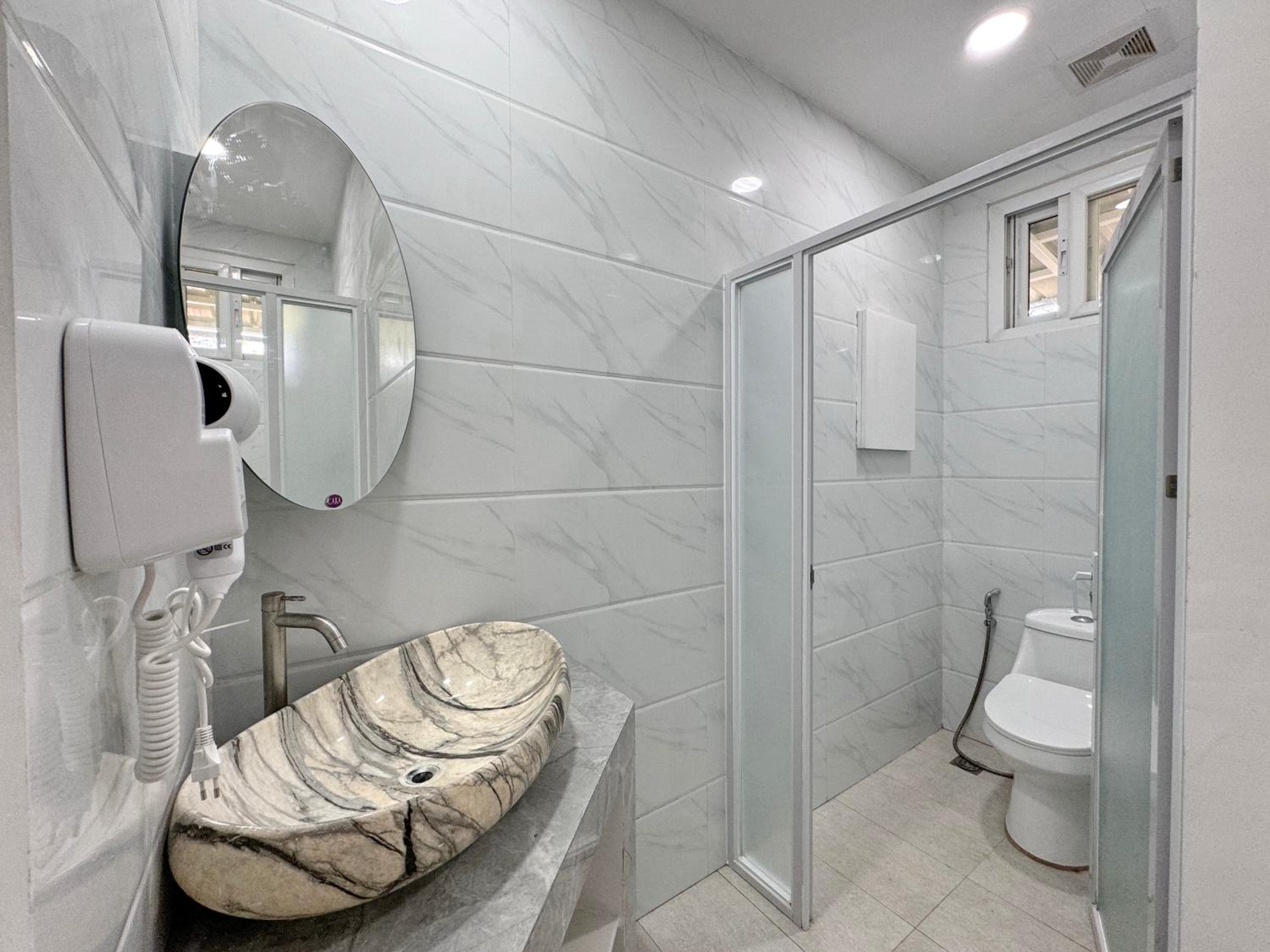 Double Room with Balcony - Photo 7