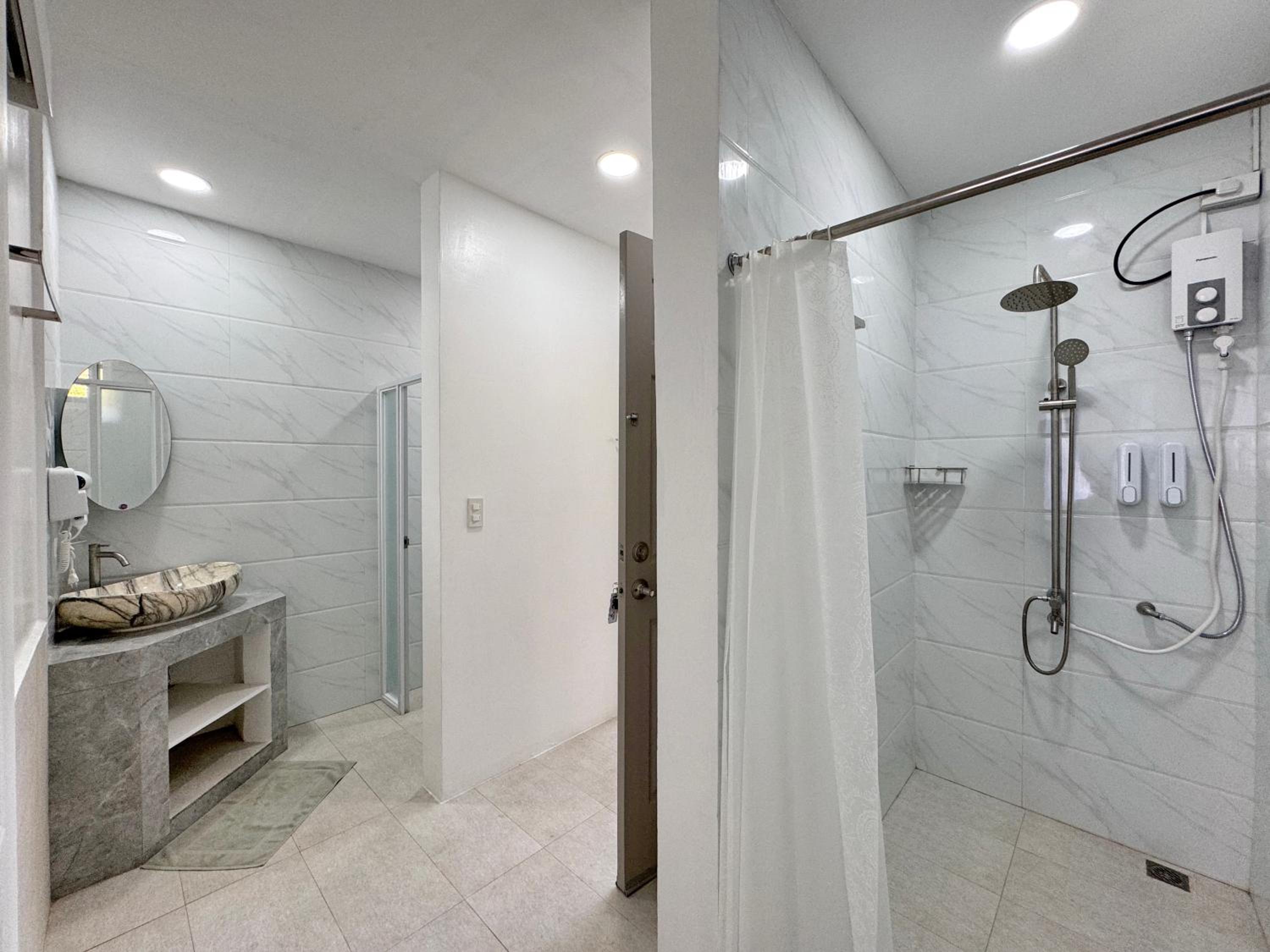 Double Room with Balcony - Photo 8