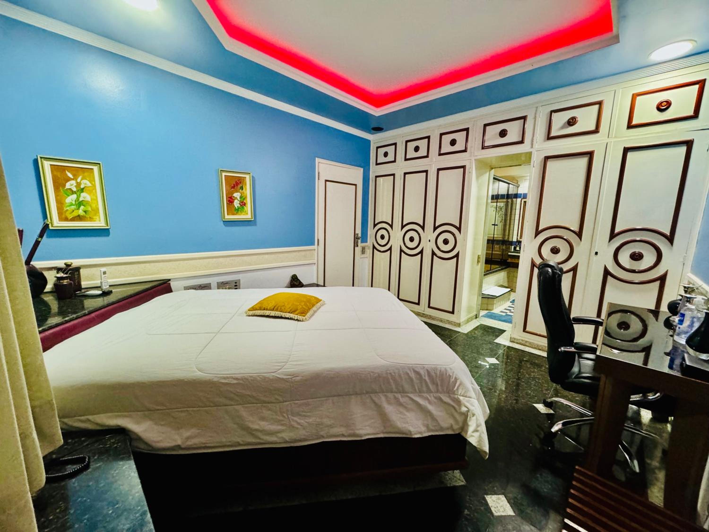 Deluxe Suite with Spa Bath photo 2