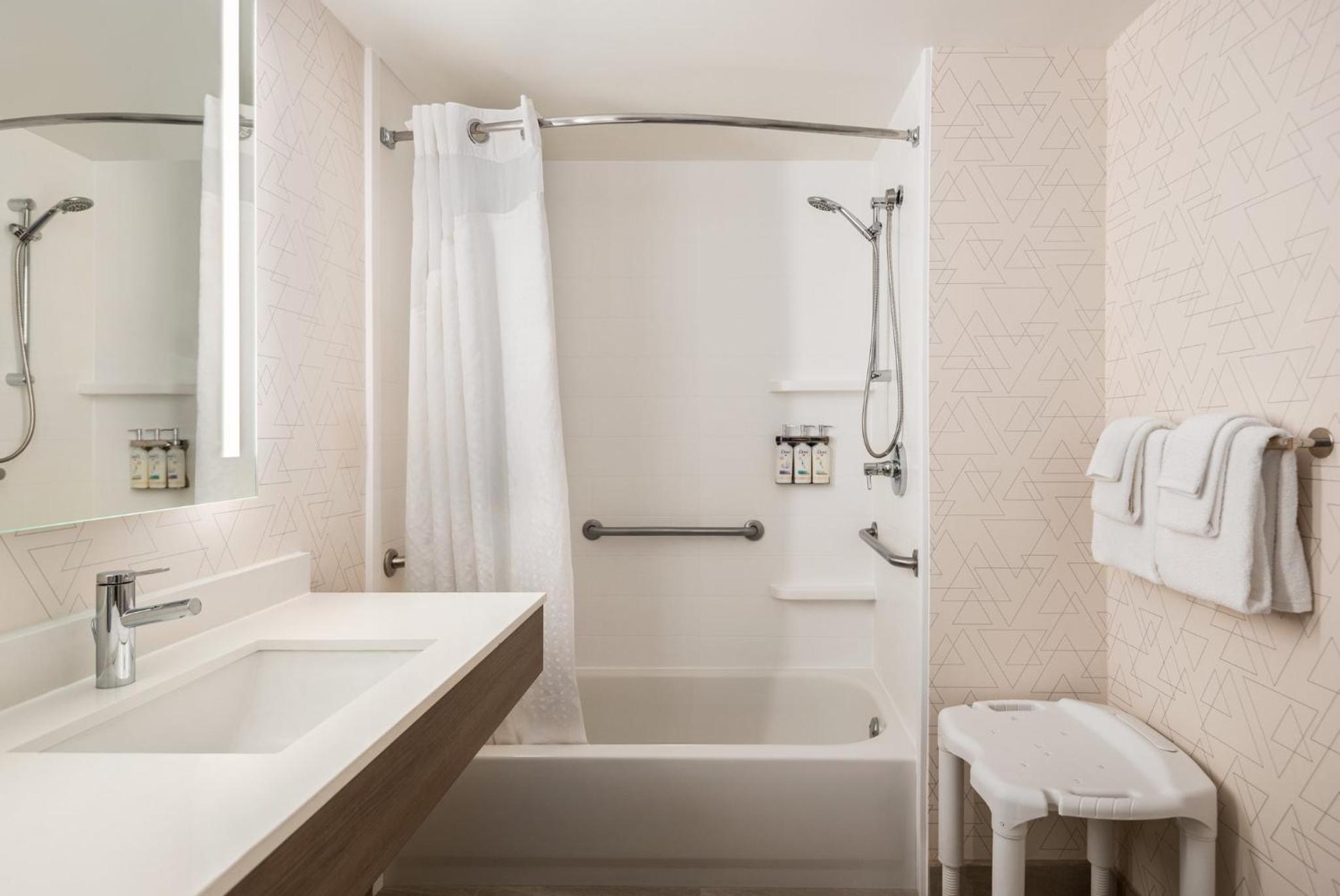 Standard King Room with Mobility Accessible Tub - Photo 2