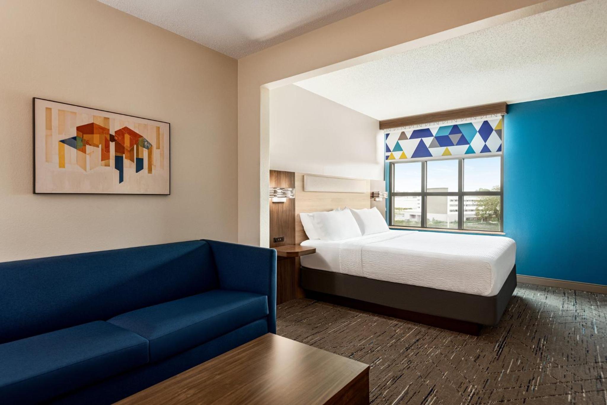 Standard King Room with Sofa Bed - Photo 4