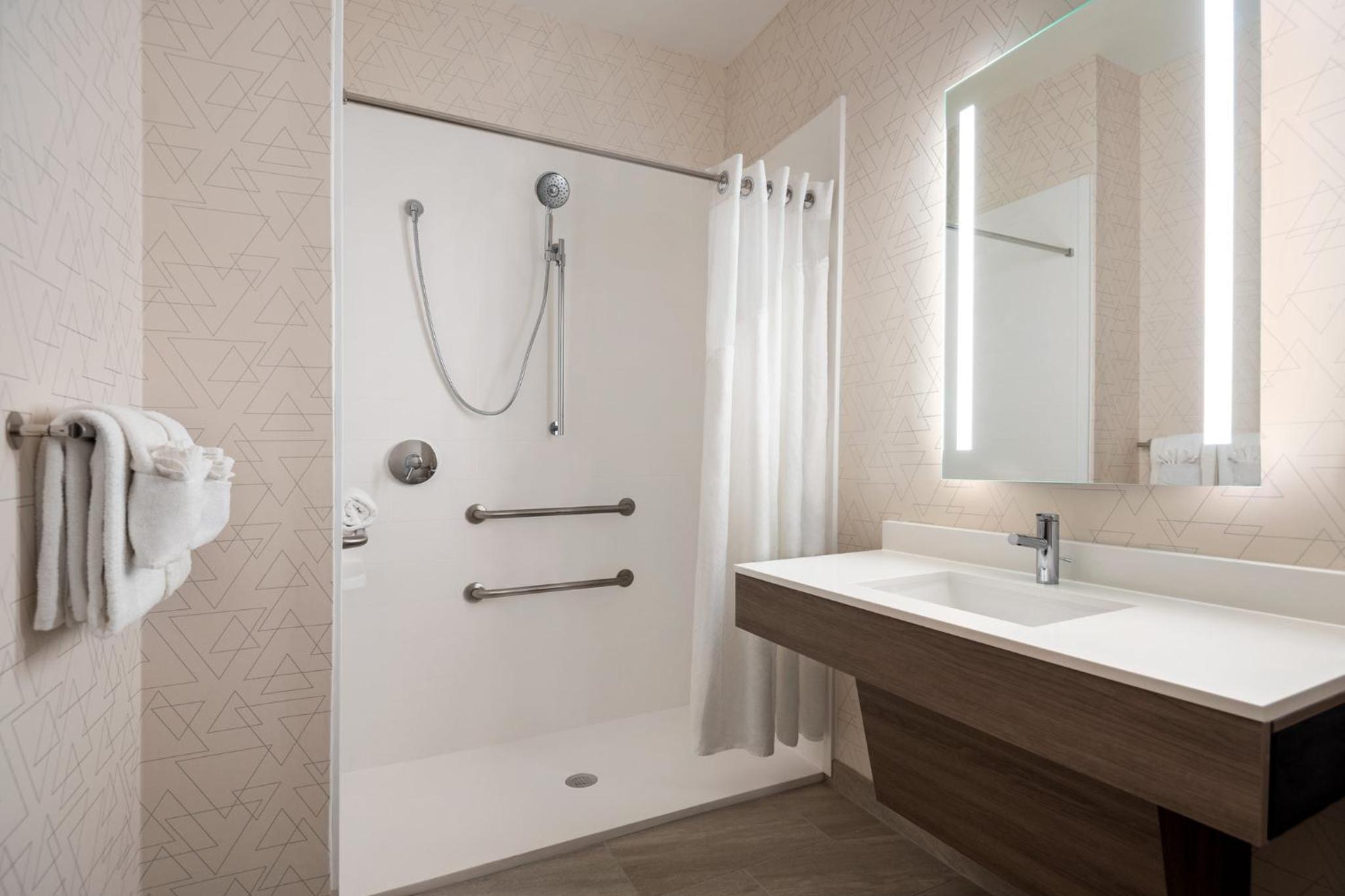 Queen Room With Two Queen Beds - Disability Access With Roll In Shower