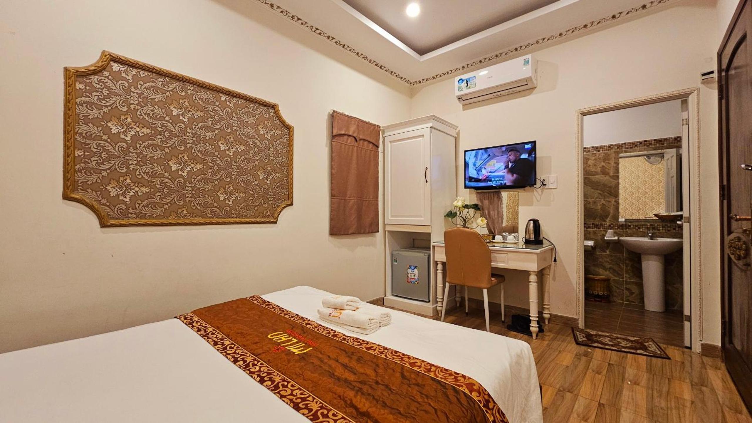 Standard Queen Room - Photo 8