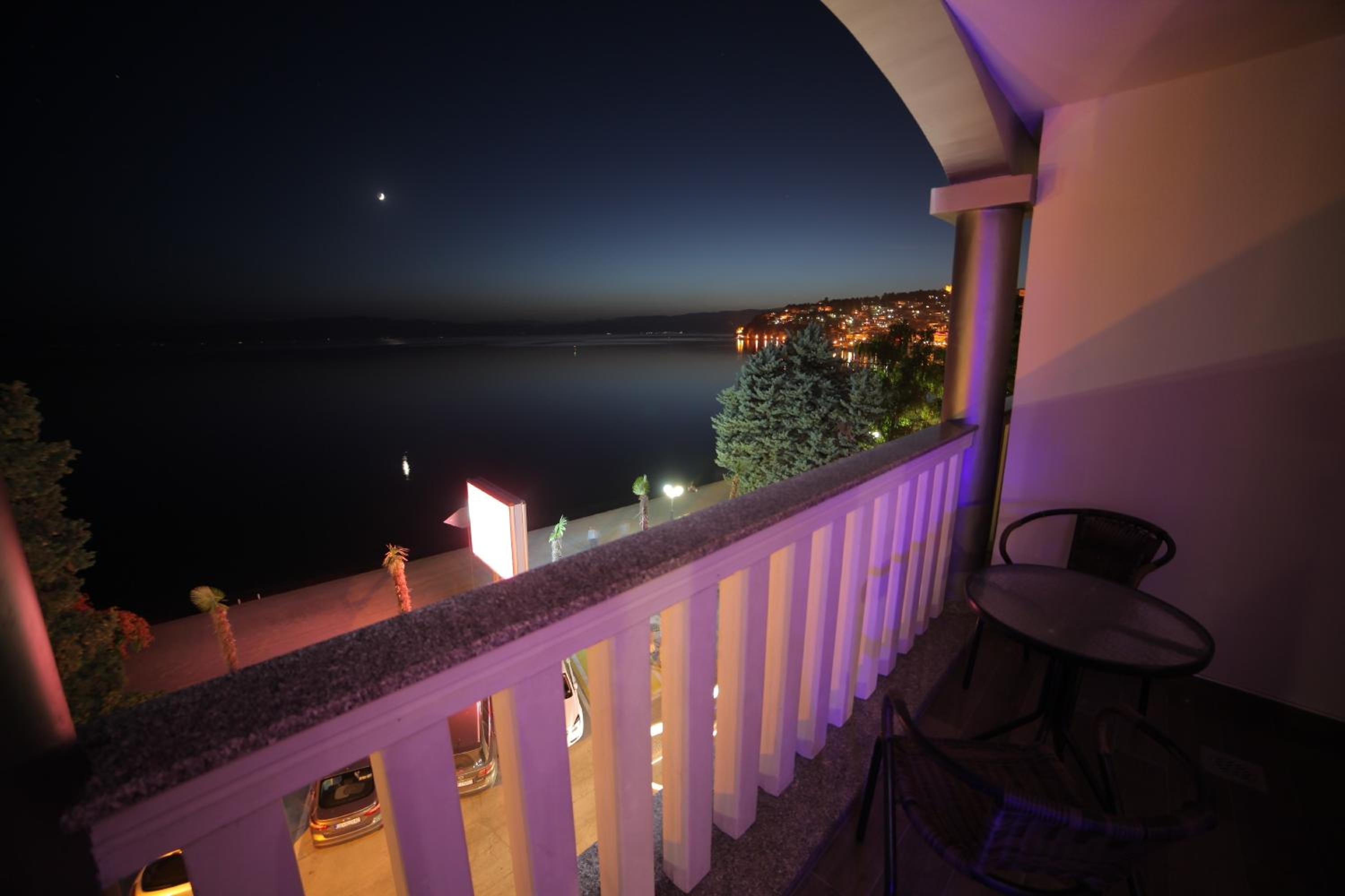 Double or Twin Room with Balcony and Lake View - Photo 14