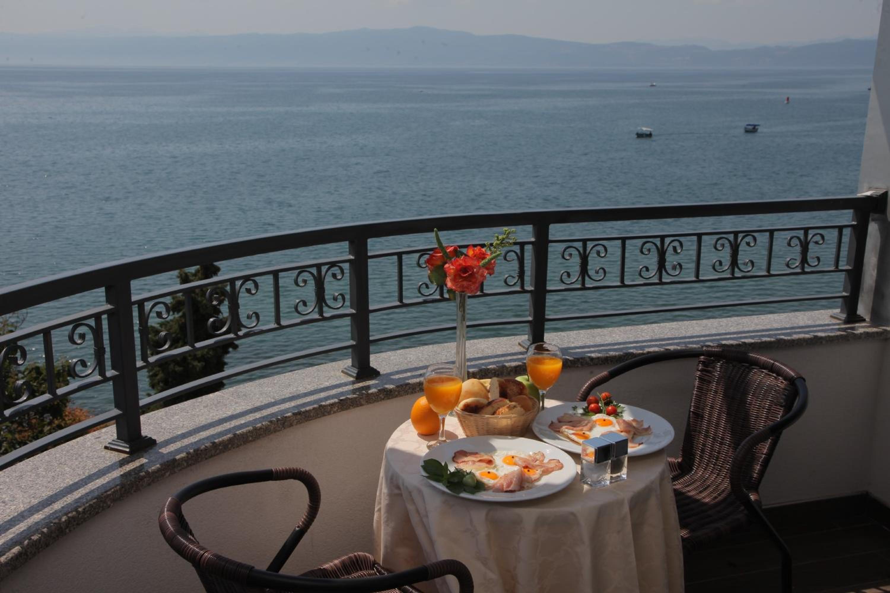 Double or Twin Room with Balcony and Lake View - Photo 11