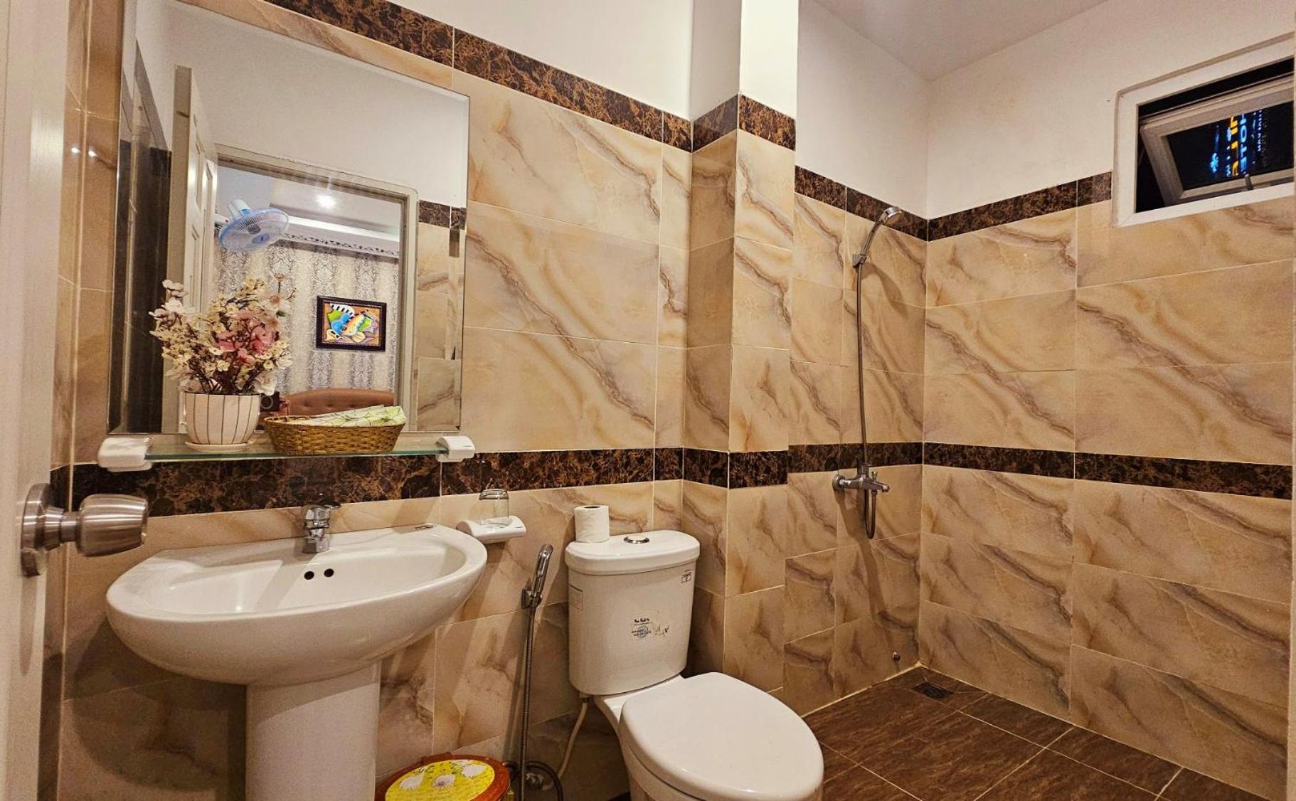Standard Queen Room - Photo 9