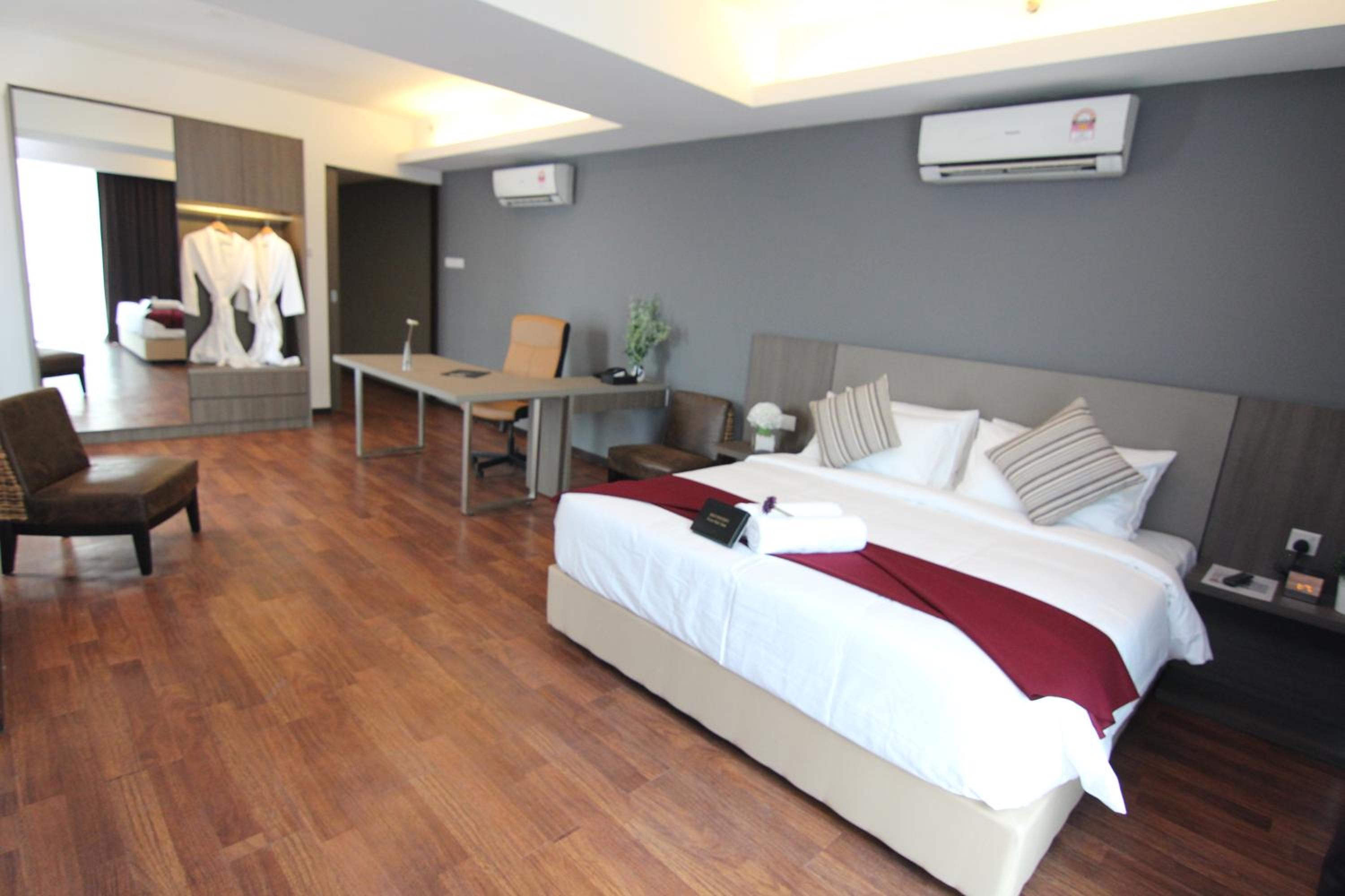 Executive Deluxe Double Room - Photo 15