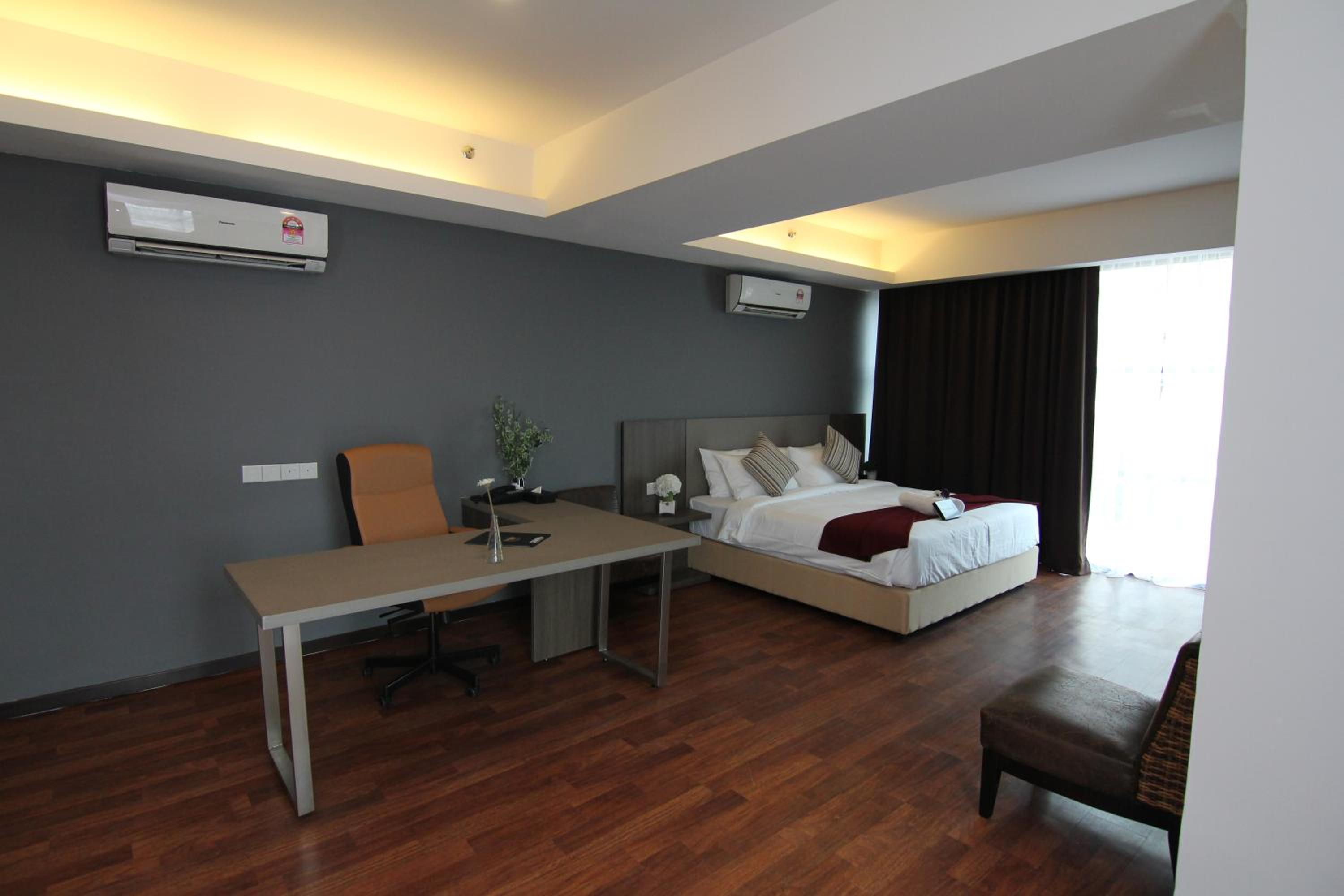 Executive Deluxe Double Room - Photo 11