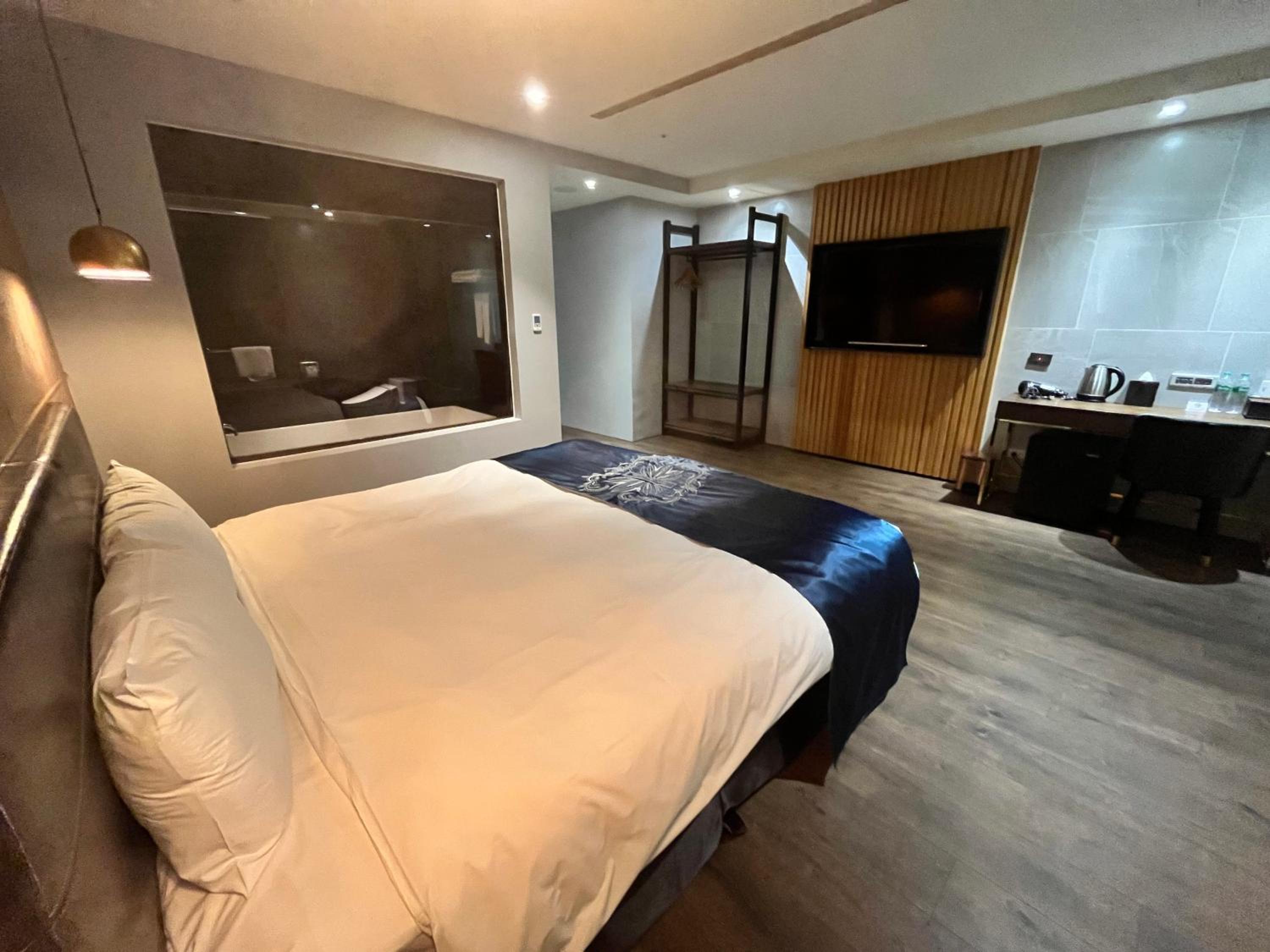 Budget Double Room ( No Window )  photo 3