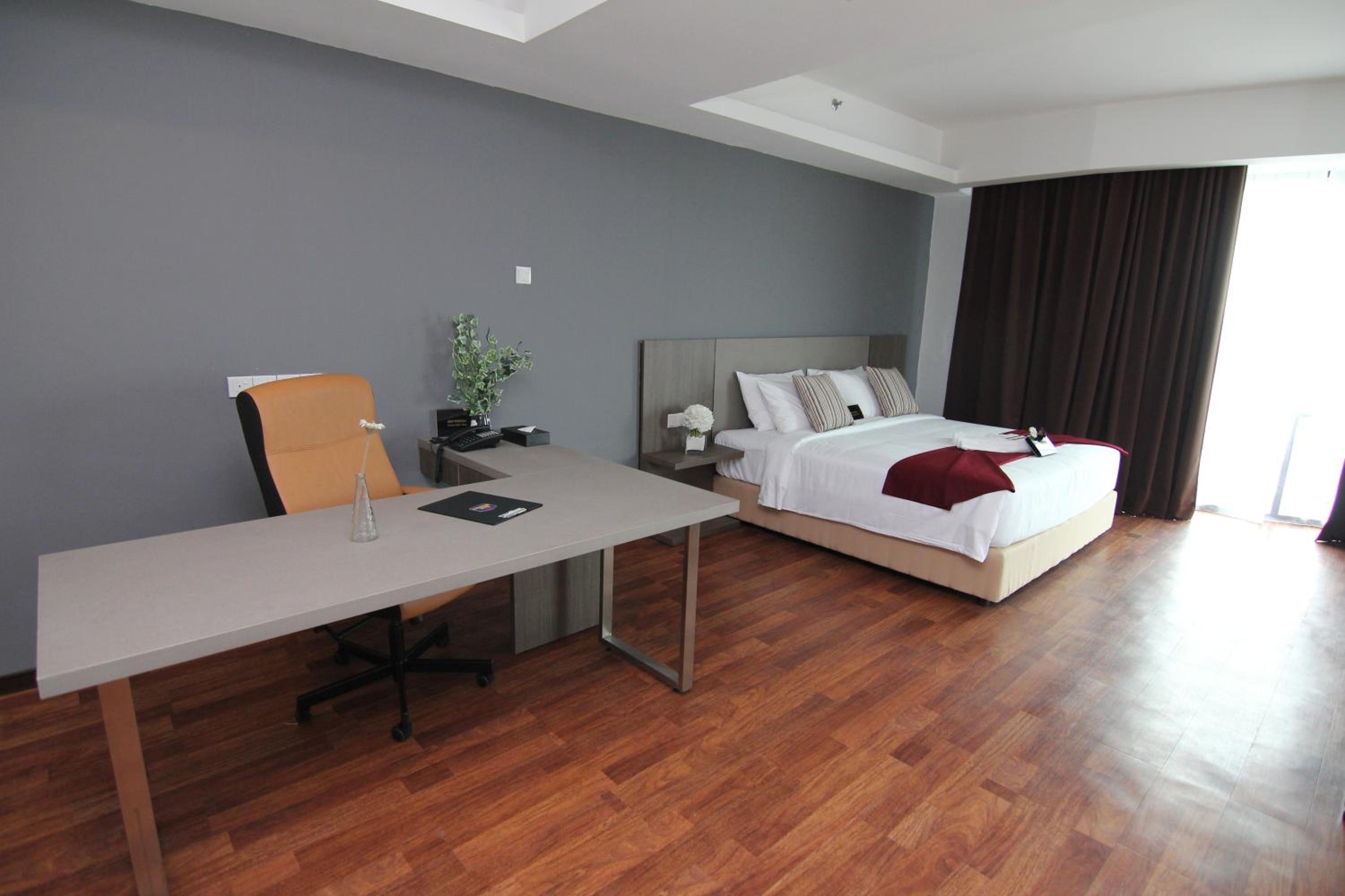 Executive Suite - Photo 16