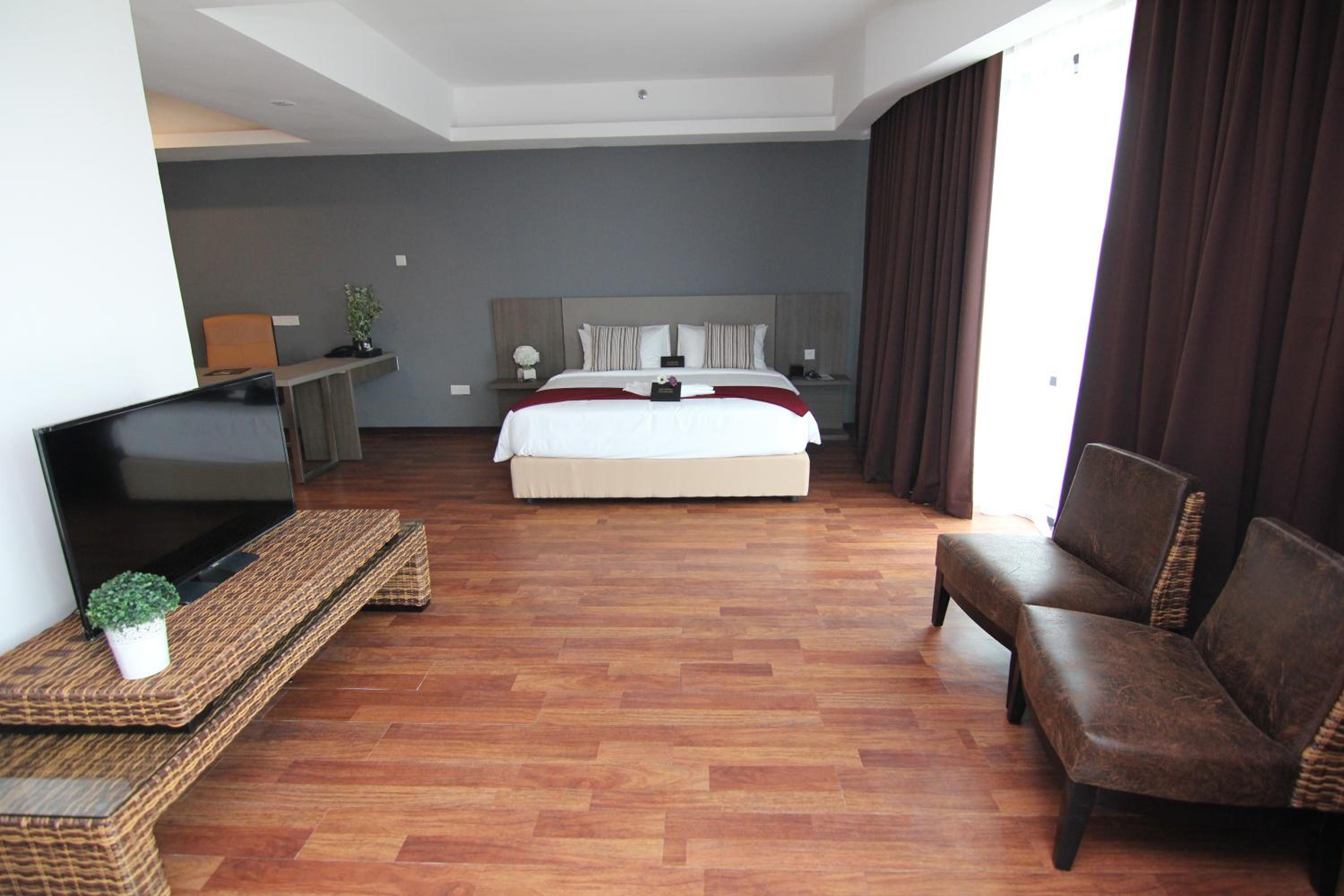 Executive Suite - Photo 14