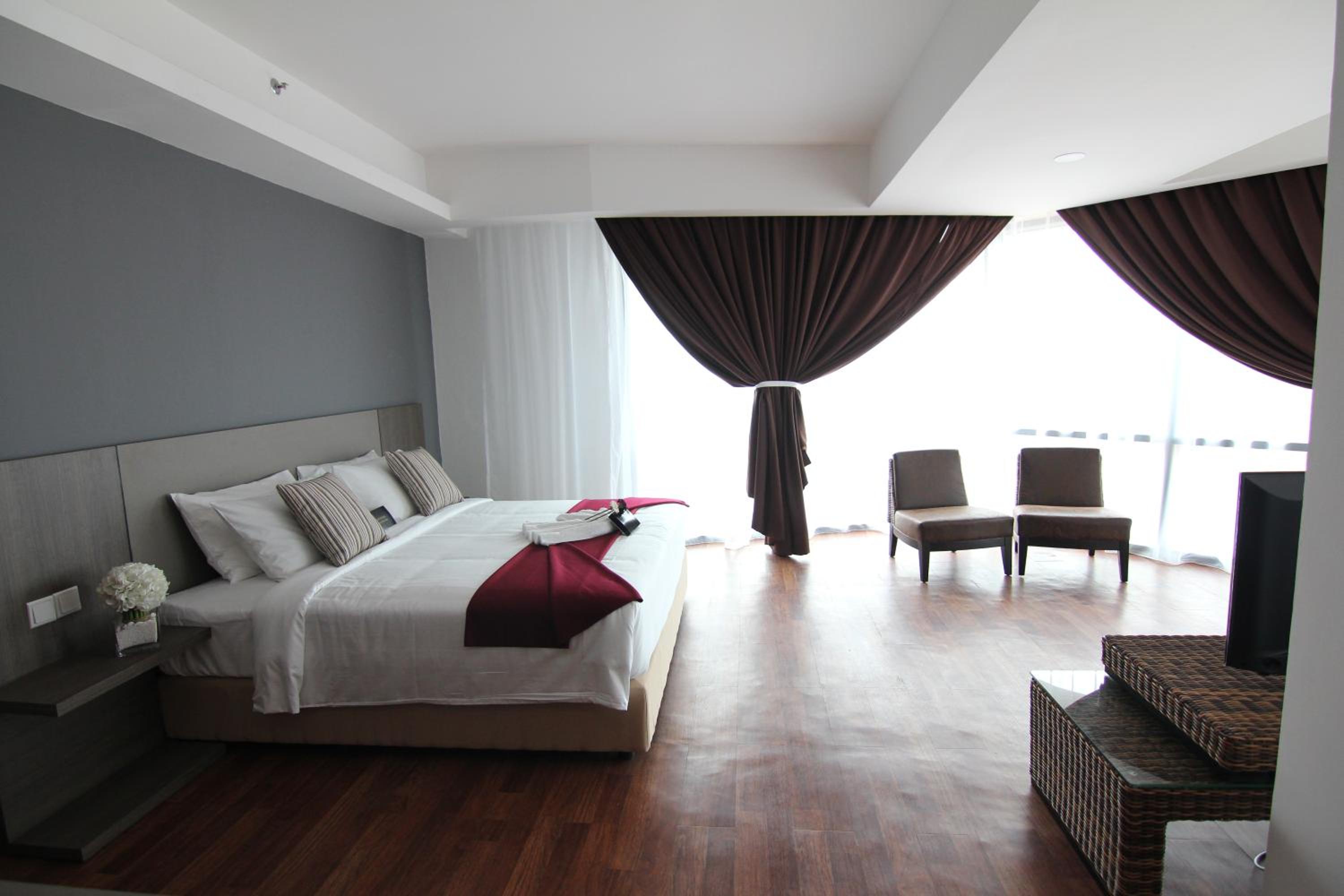 Executive Suite - Photo 13