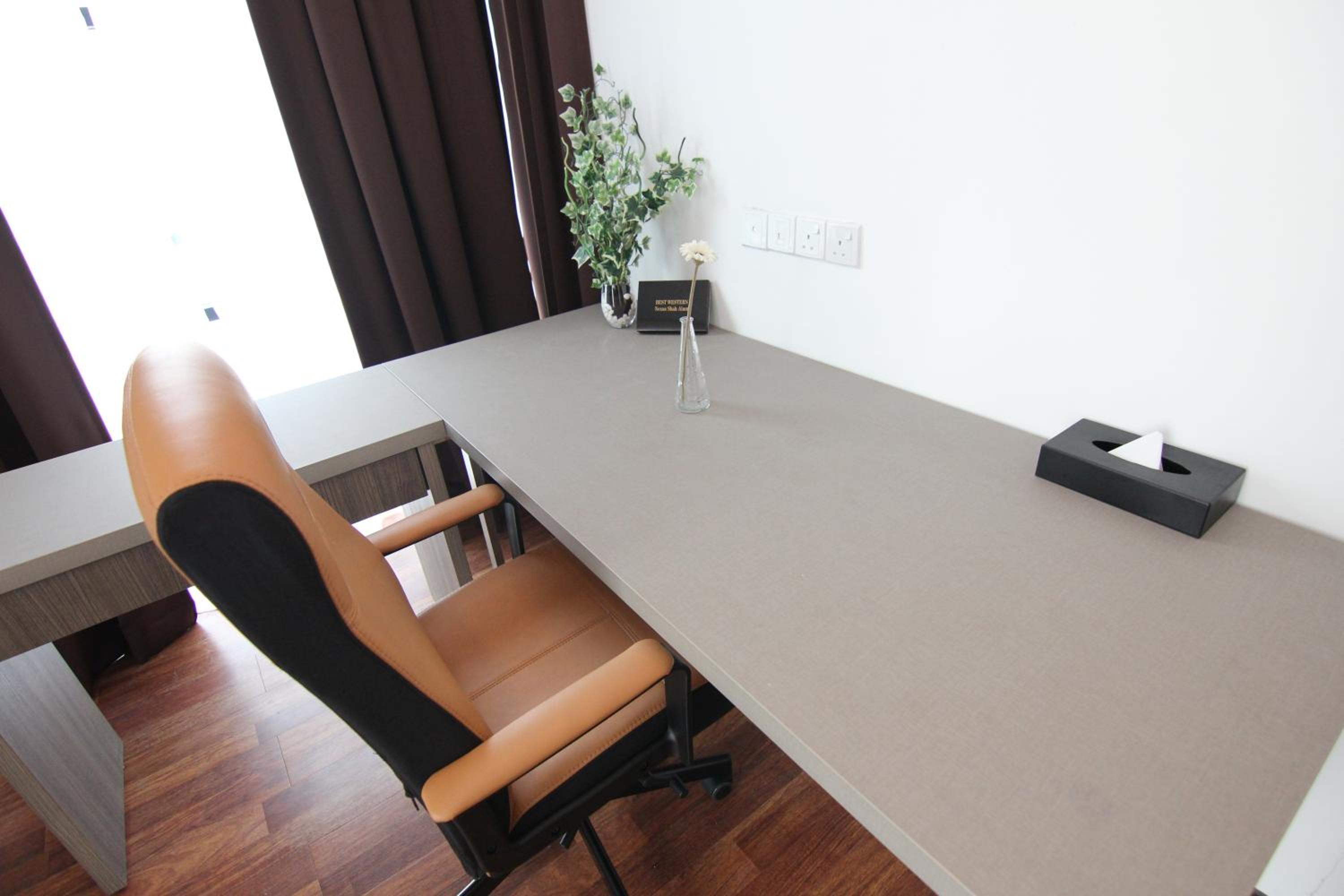 Executive Suite - Photo 12