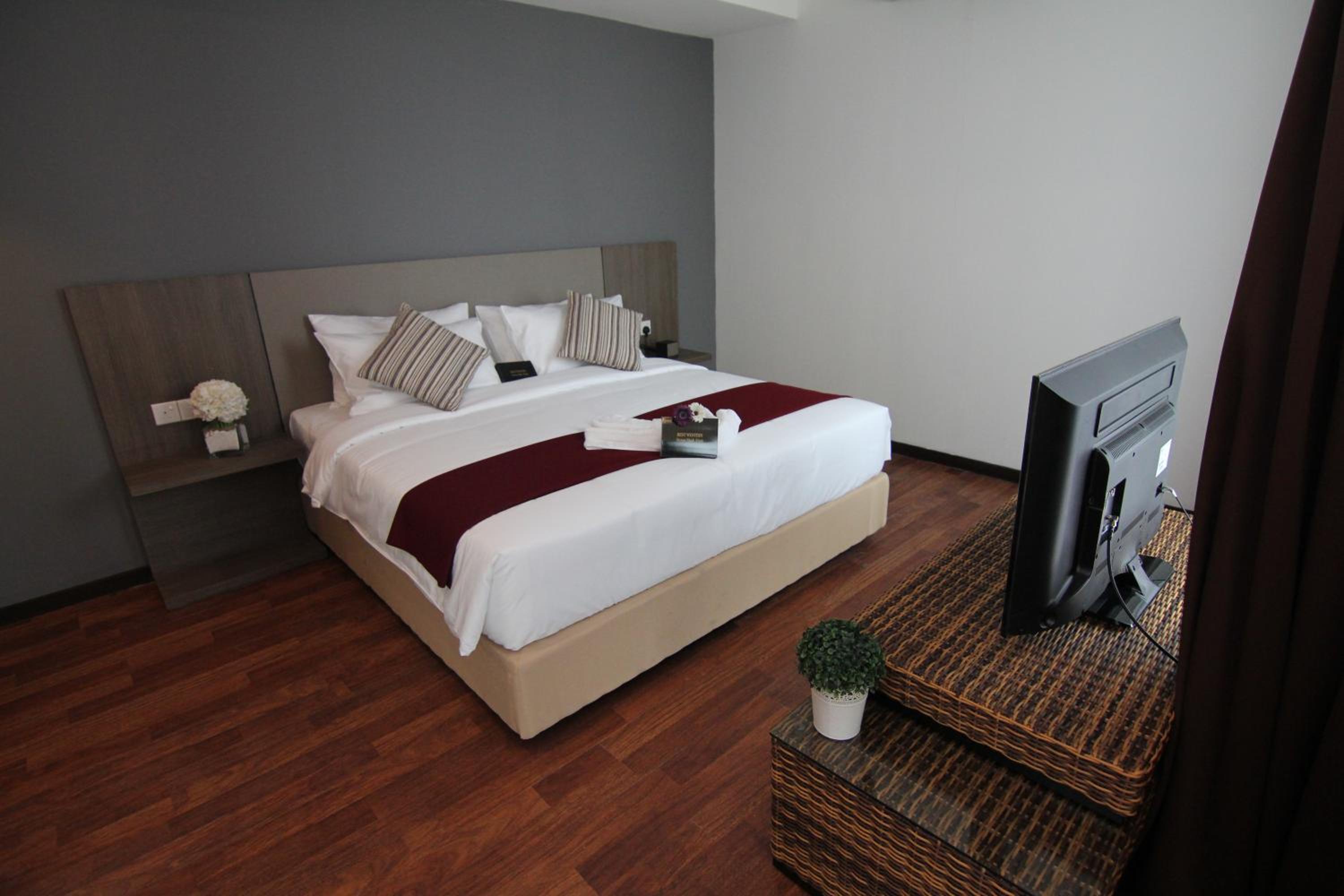 Executive Suite - Photo 10