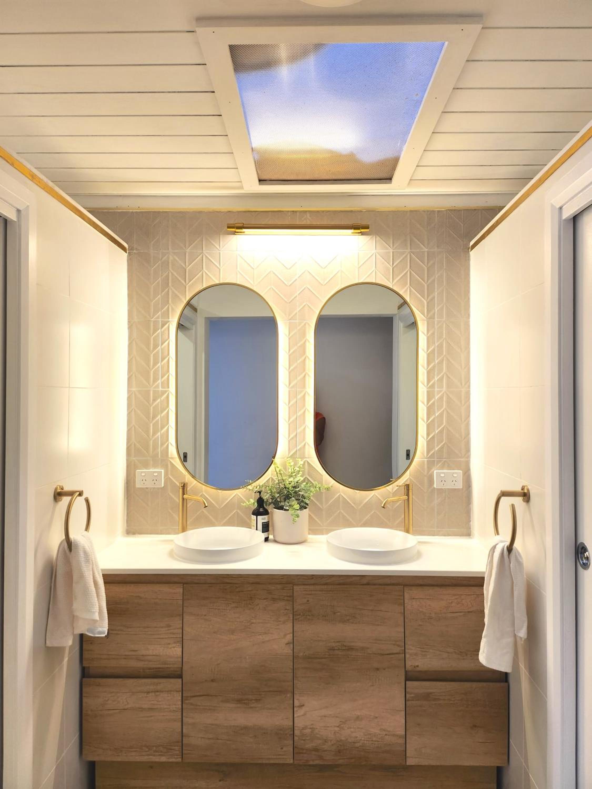 Five-Bedroom House photo 2