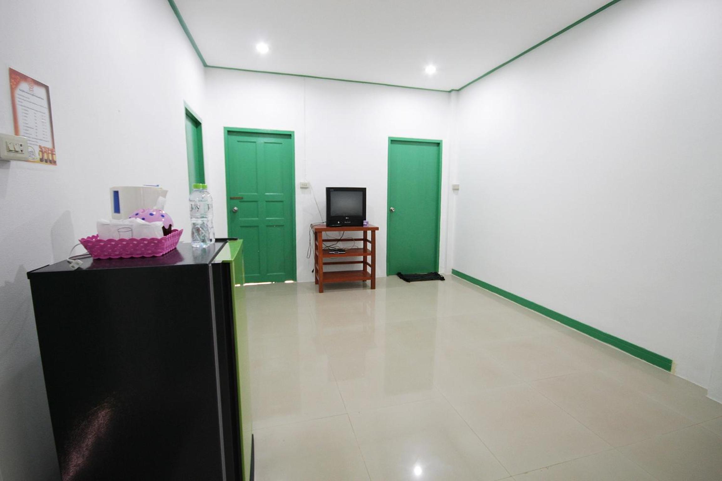 Eight-Bedroom House photo 1