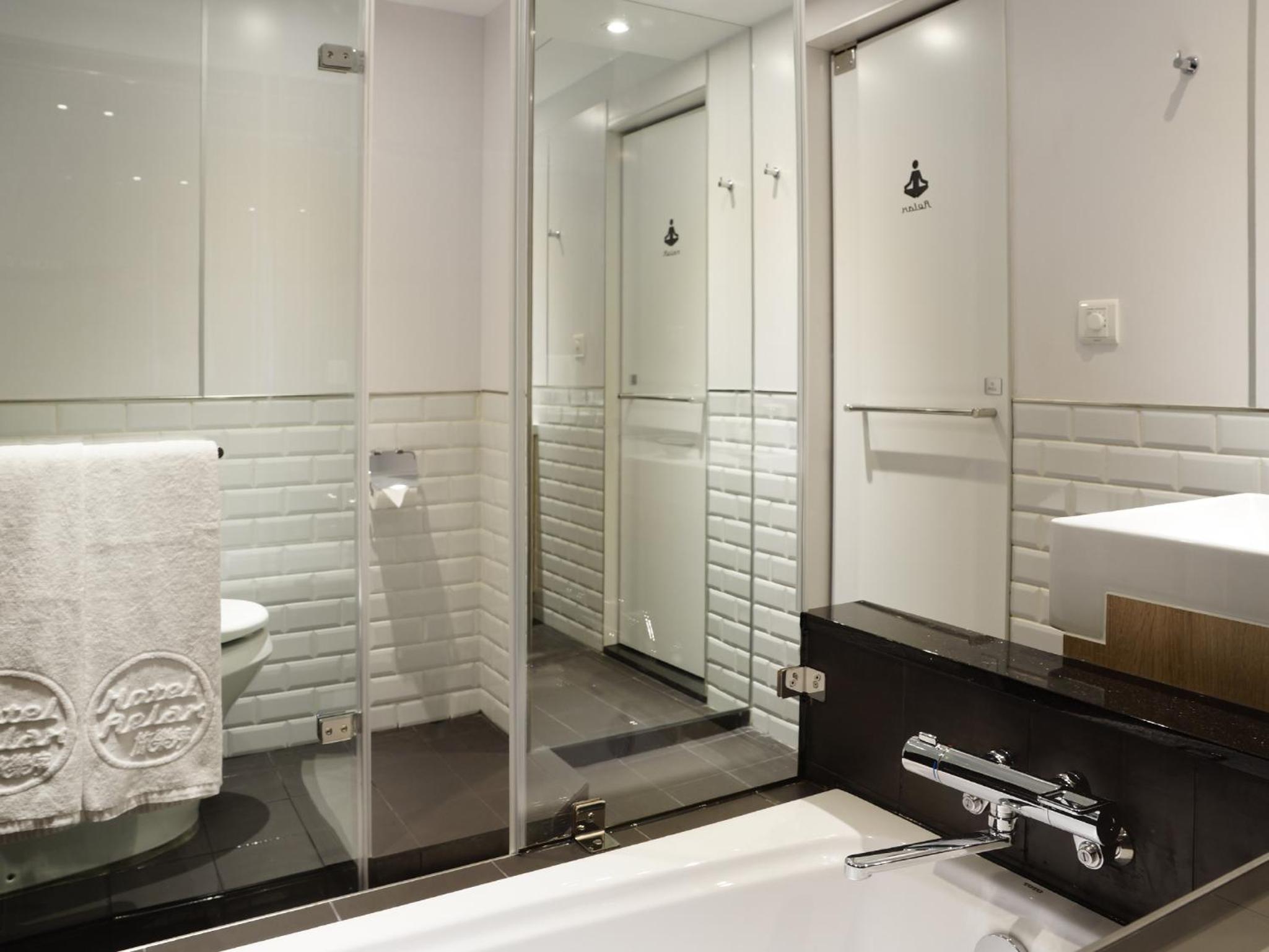 Deluxe Double Room thumbnail 6