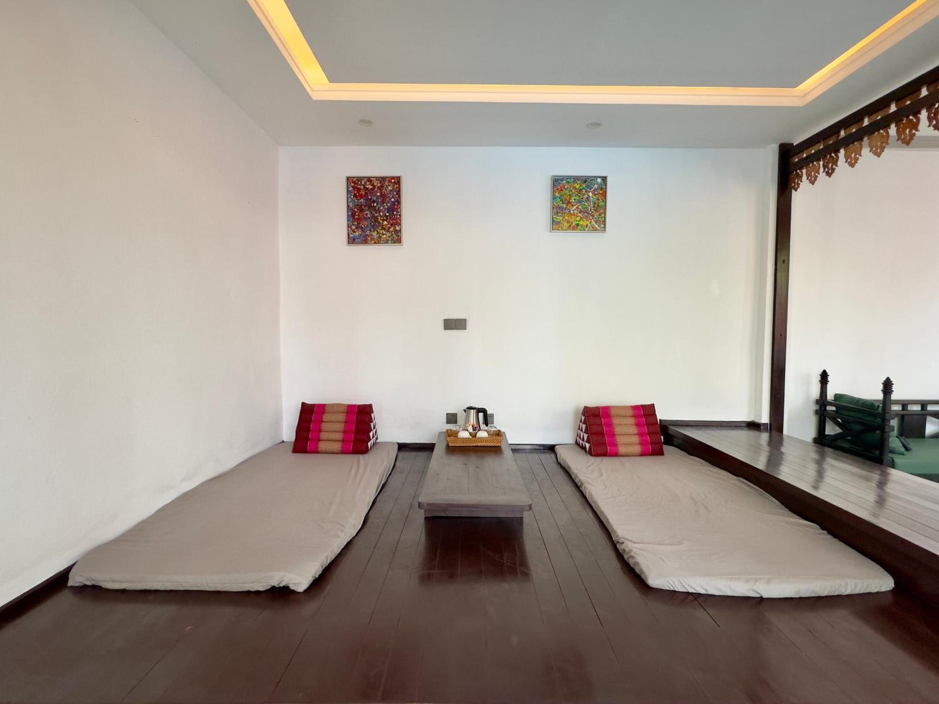 Executive Suite - Photo 6