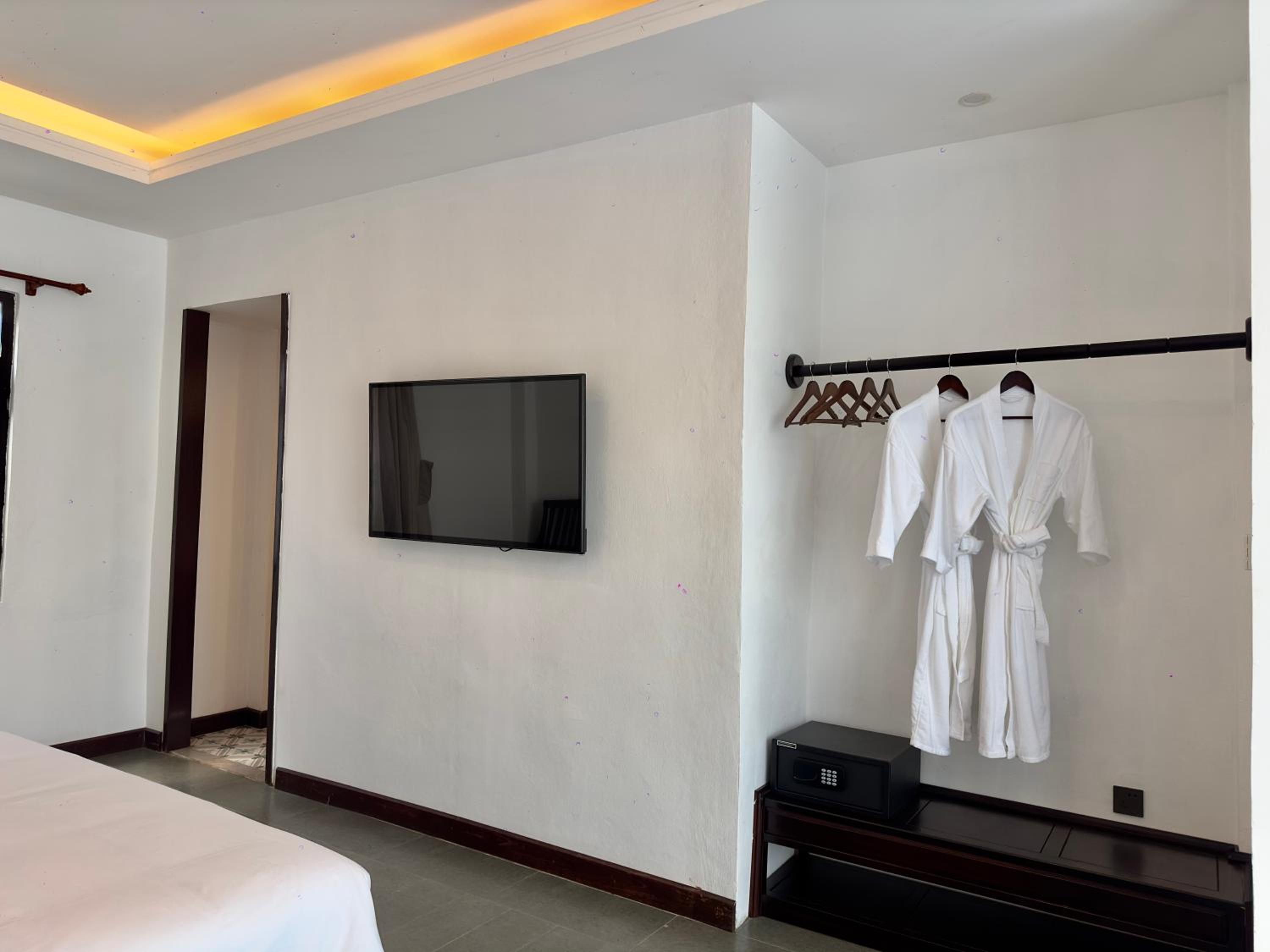 Executive Suite - Photo 5