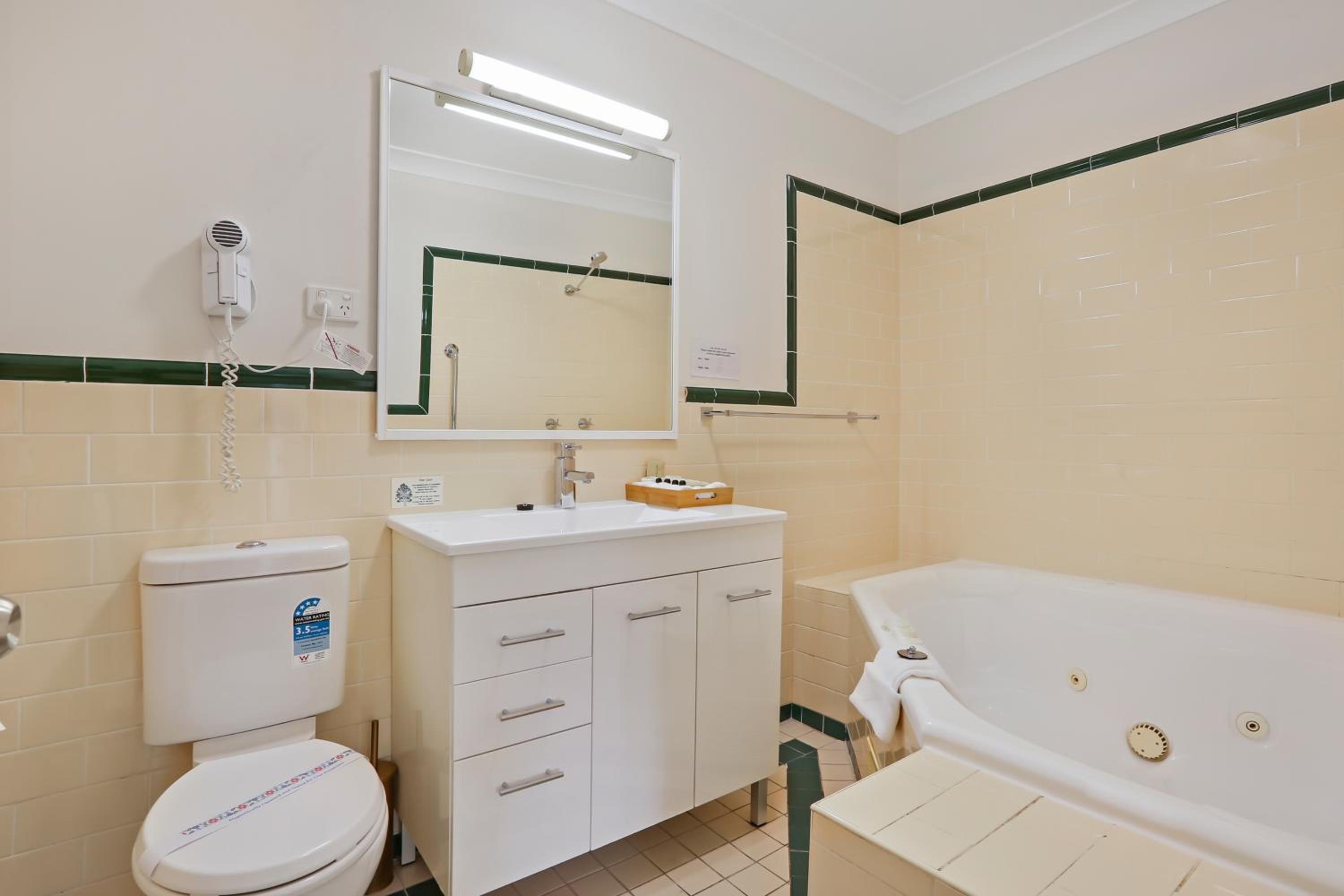 Two-Bedroom Apartment with Spa Bath photo 3